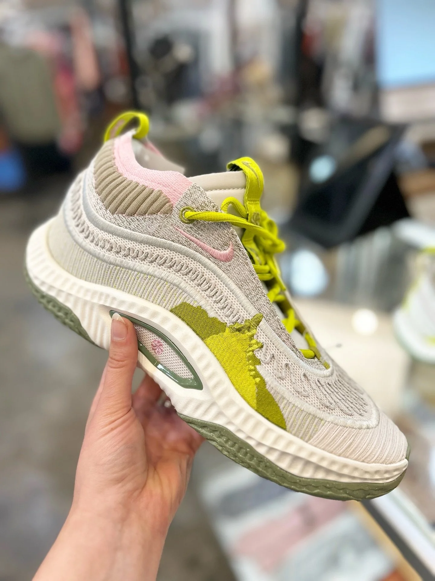 New sneaker finds from @greenestreetgateway👟✨

&bull; Nike cosmic unity 3 sneakers size 9.5 $72.95
&bull;&nbsp;New Balance 1906 R Rose Sugar sneaker size 9.5 $72.95

Email us for inquiries!
📧gateway@greenestreet.com