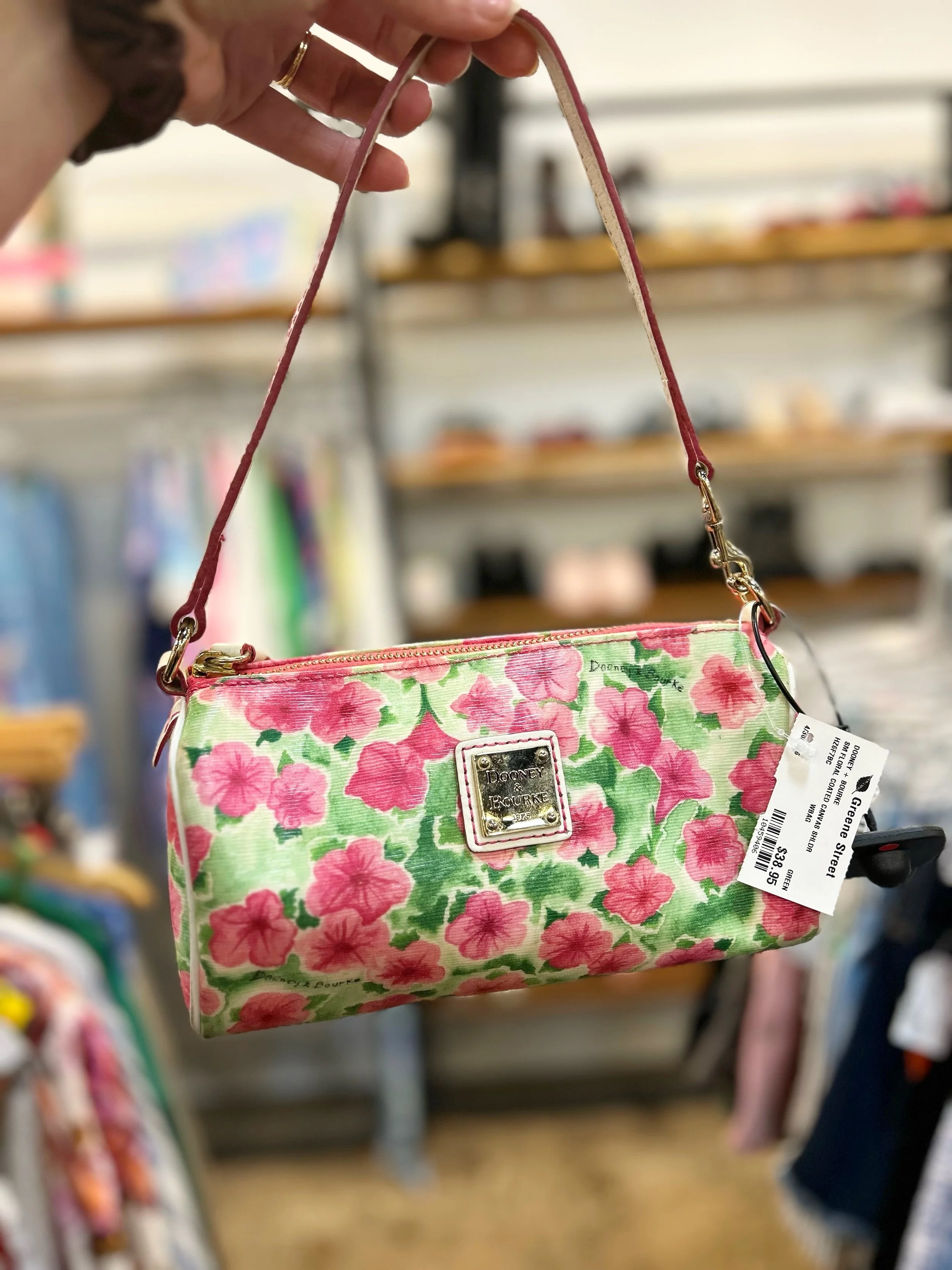 Add this little floral cutie to your look!  Available at @greenestreetgateway🌺

Dooney &amp; Bourke
$38.95

Email us for inquiries!
📧gateway@greenestreet.com