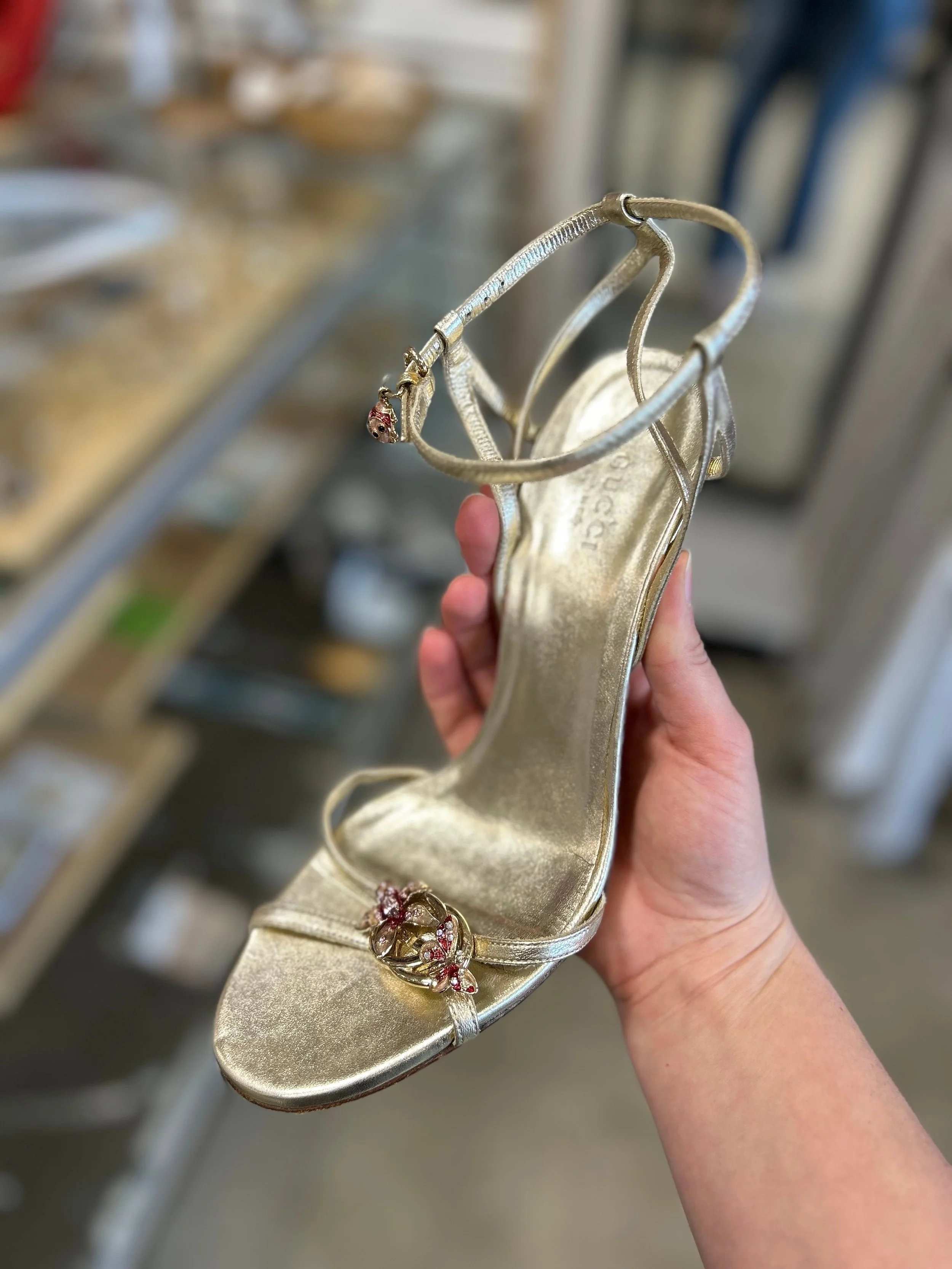We&rsquo;re obsessing over these stunning designer heels! New in at @greenestreetexton

Size 7 $200.95

Email us for inquiries!
📧fairfield@greenestreet.com