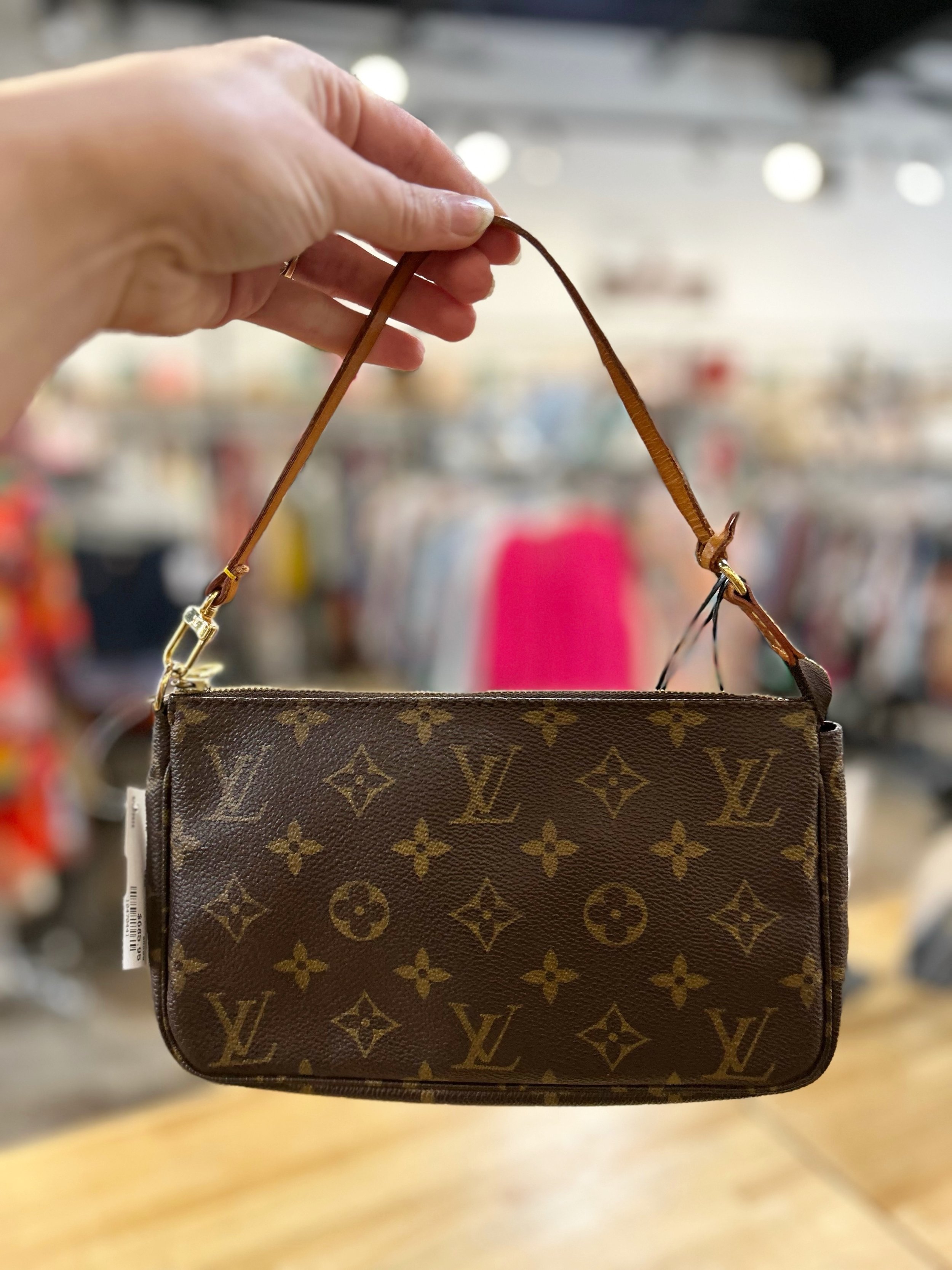 ✨Louis Vuitton✨ new in this week at @greenestreetgateway😍

$685.95

Email us for inquiries 
📧Gateway@greenestreet.com