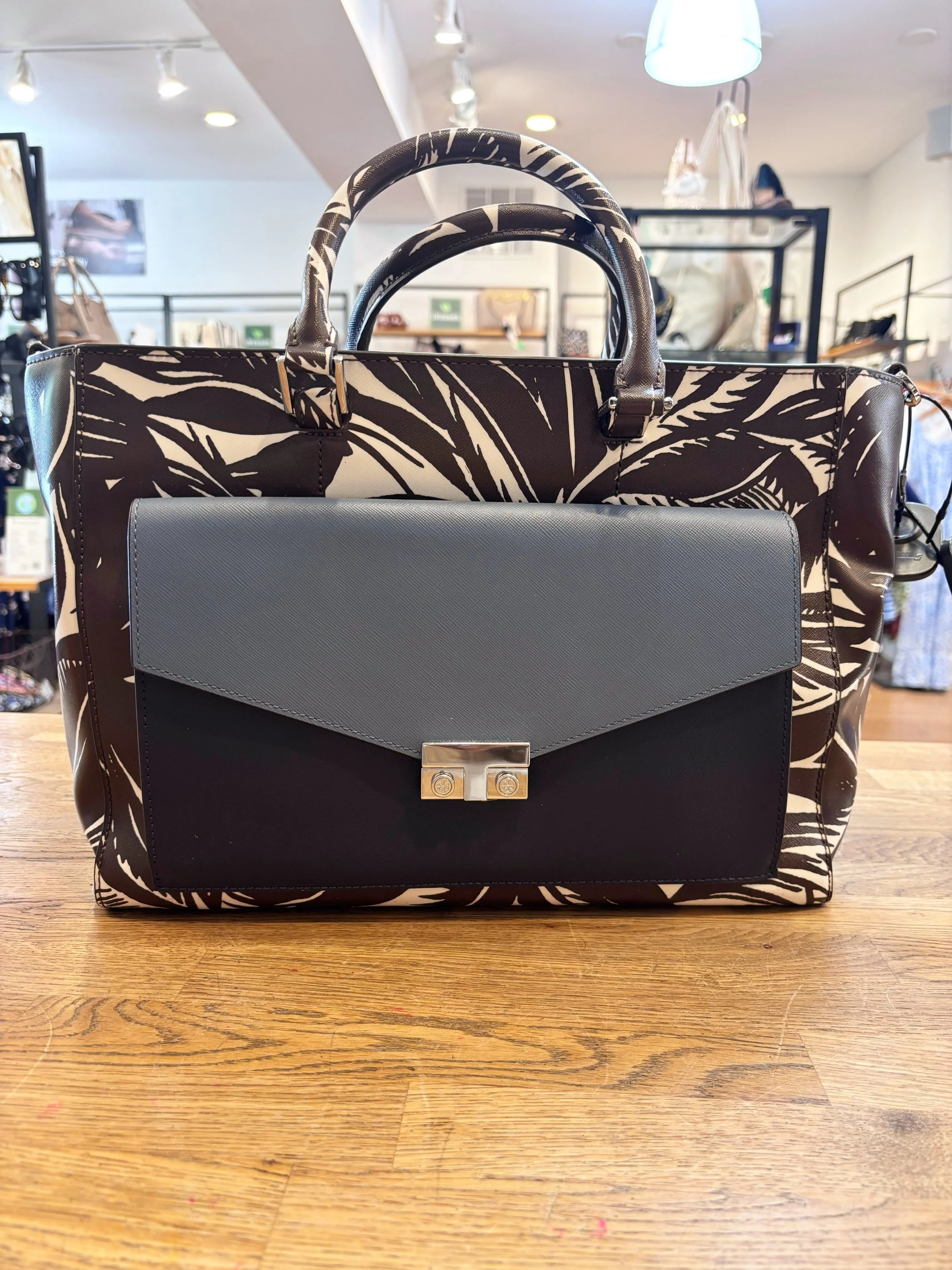 New in at @greenestreetchestnuthill this gorgeous Tory Burch bag! 

$179.95

Email us for inquiries!
📧chestnuthill@greenestreet.com