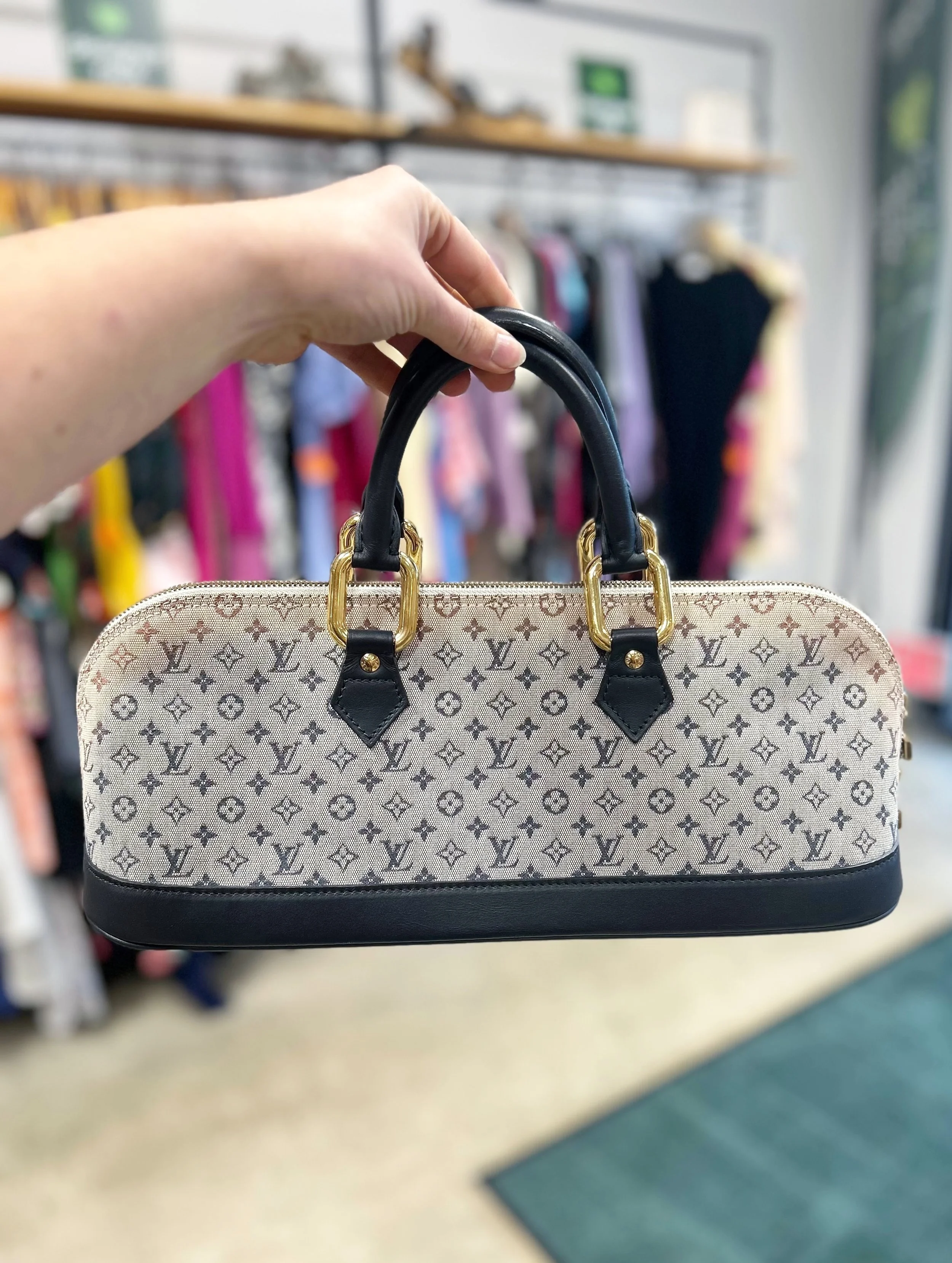 This rare LV beauty is a must-have!😍 New in at @greenestreetexton!

2021 Mini Lin Alma long bag (navy)
Made in France
$775.95
✅Authenticated via Entrupy

Email us for inquiries!
📧fairfield@greenestreet.com