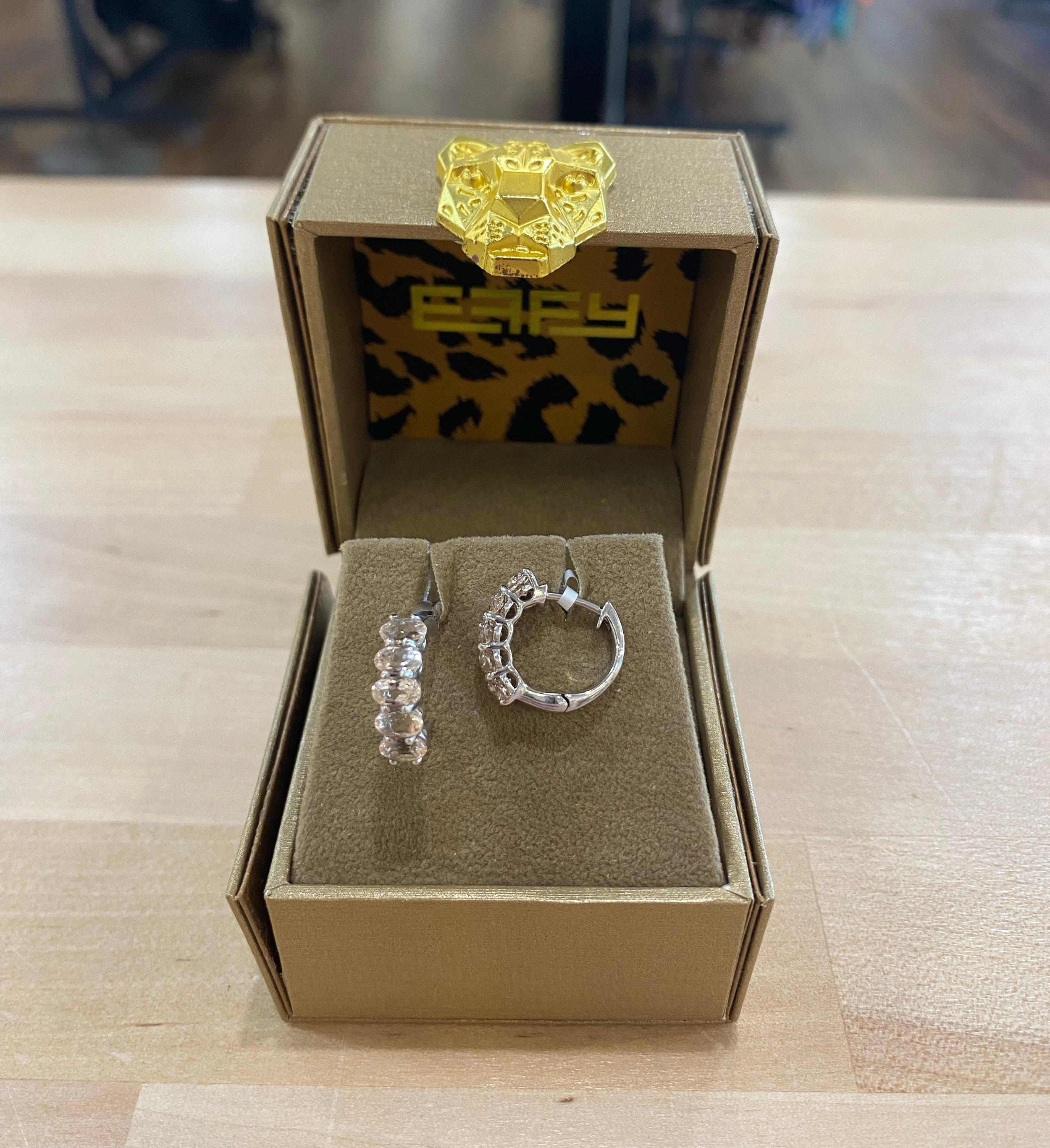 We&rsquo;re obsessing over these gorgeous Effy earrings! New in at @greenestreetsouthstreet!

$200.95

Call or email us for inquiries!
📞215-703-7478
📧southstreet@greenestreet.com
