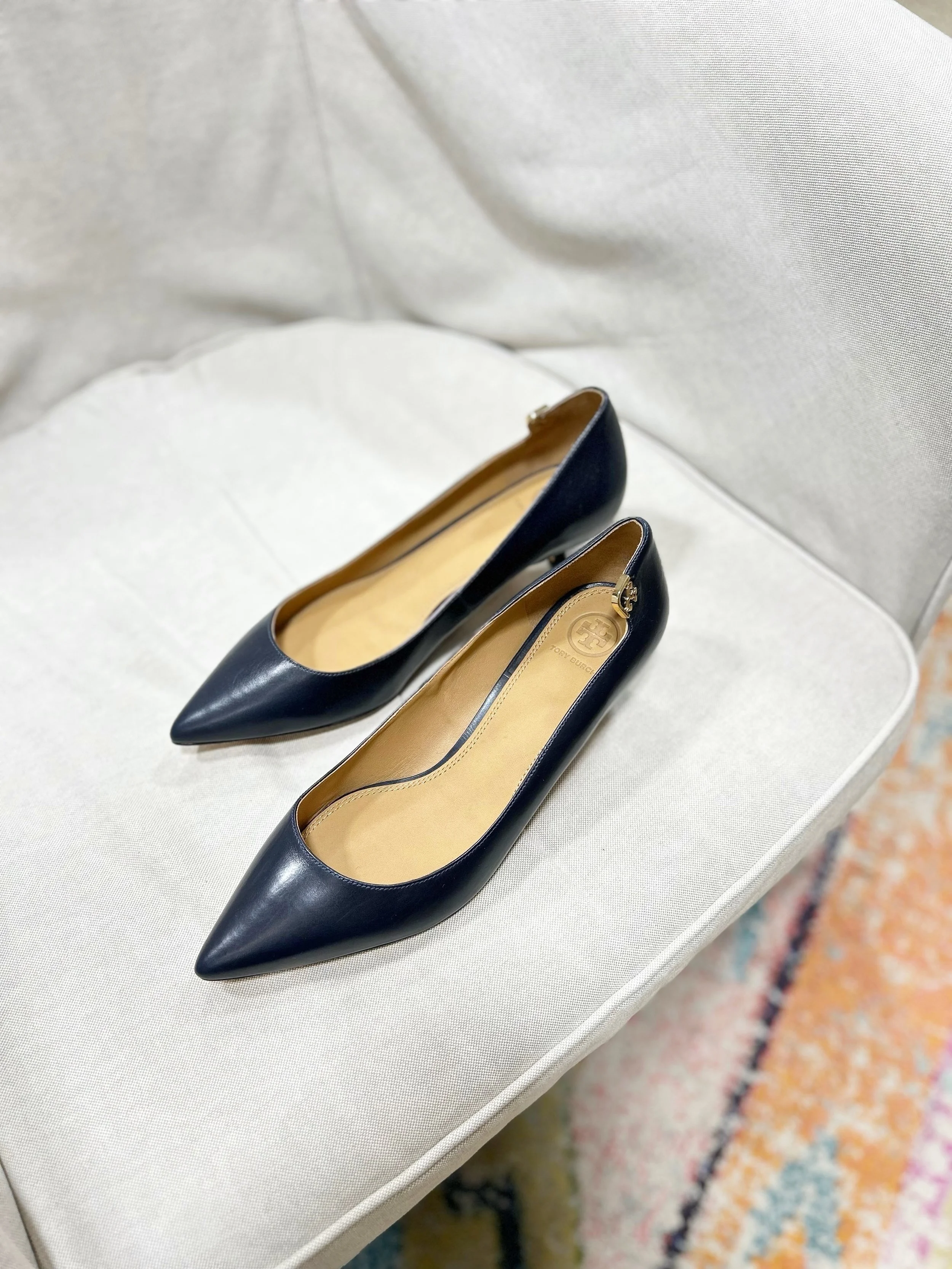 Elevate your look with these navy Tory Burch kitten heels!👠 Available at @greenestreetexton

Size 9.5 $72.95

Email us for inquiries!
📧fairfield@greenestreet.com