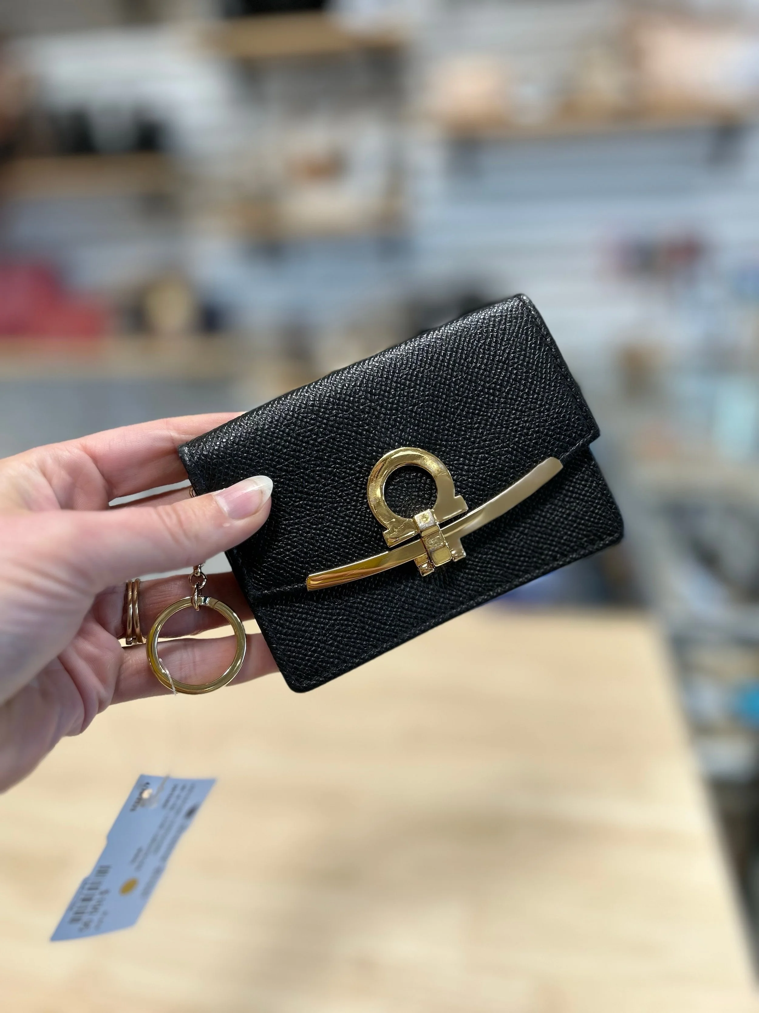 Scoop up this Ferragamo wallet! Available at @greenestreetexton💫

$100.95

Email us for inquiries!
📧fairfield@greenestreet.com