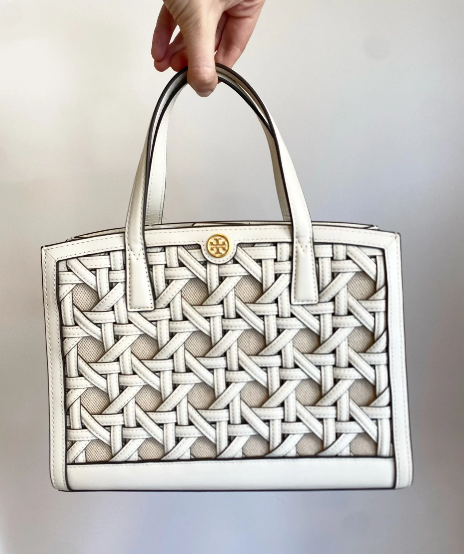 New handbag finds from @greenestreetsouthstreet!✨ Swipe ➡️ to see all!

&bull; Tory Burch $225.95
&bull; Kate Spade flower bag $60.95
&bull; Kate Spade butterfly crossbody bag $50.95

Call or email us for inquiries!
📞215-703-7478
📧southstreet@green