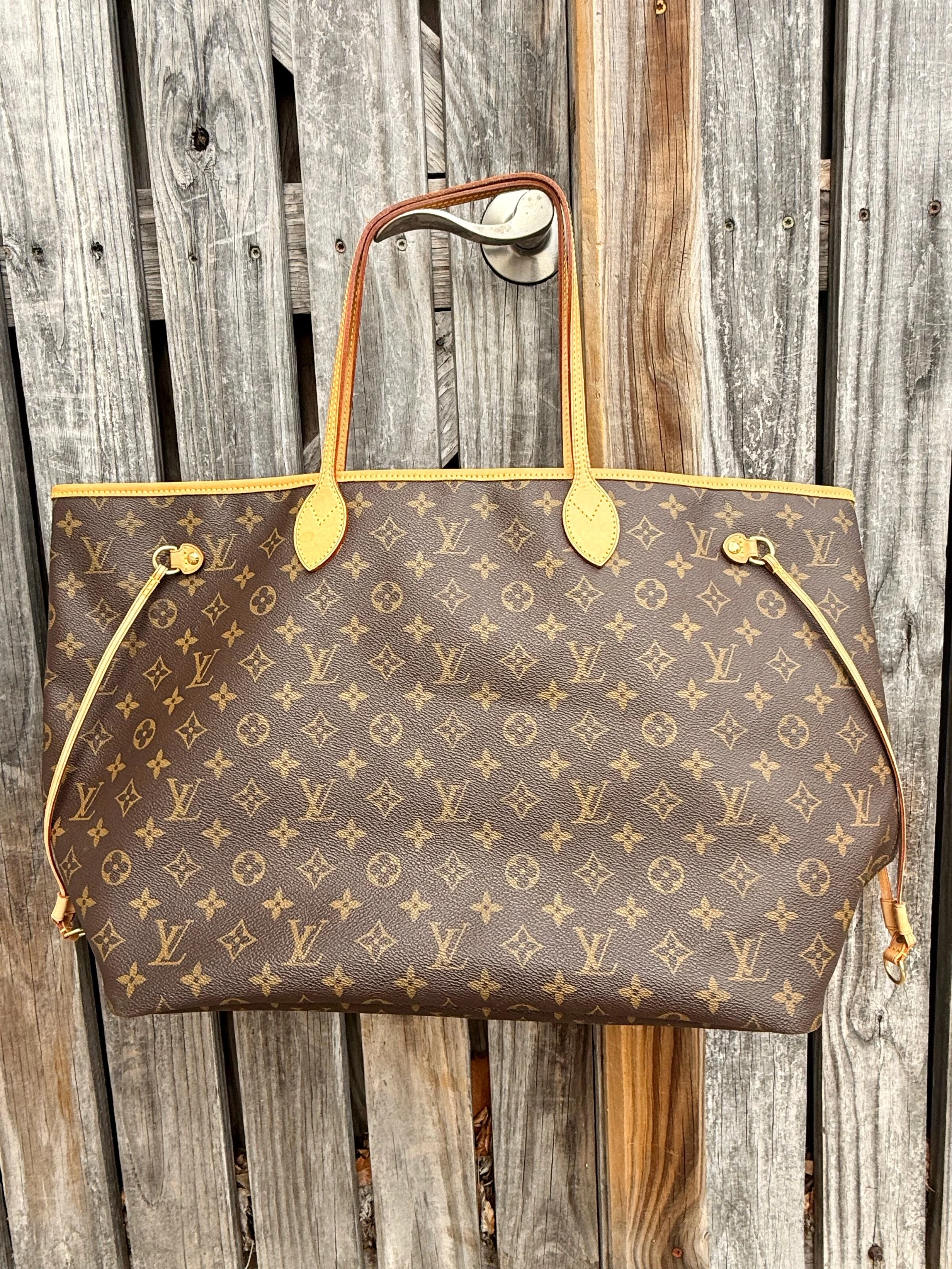✨LV Neverfull MM✨ Available at @greenestreetchestnuthill!

$1,700.95

Call or email the store for inquiries!
📞267-331-3382
📧chestnuthill@greenestreet.com