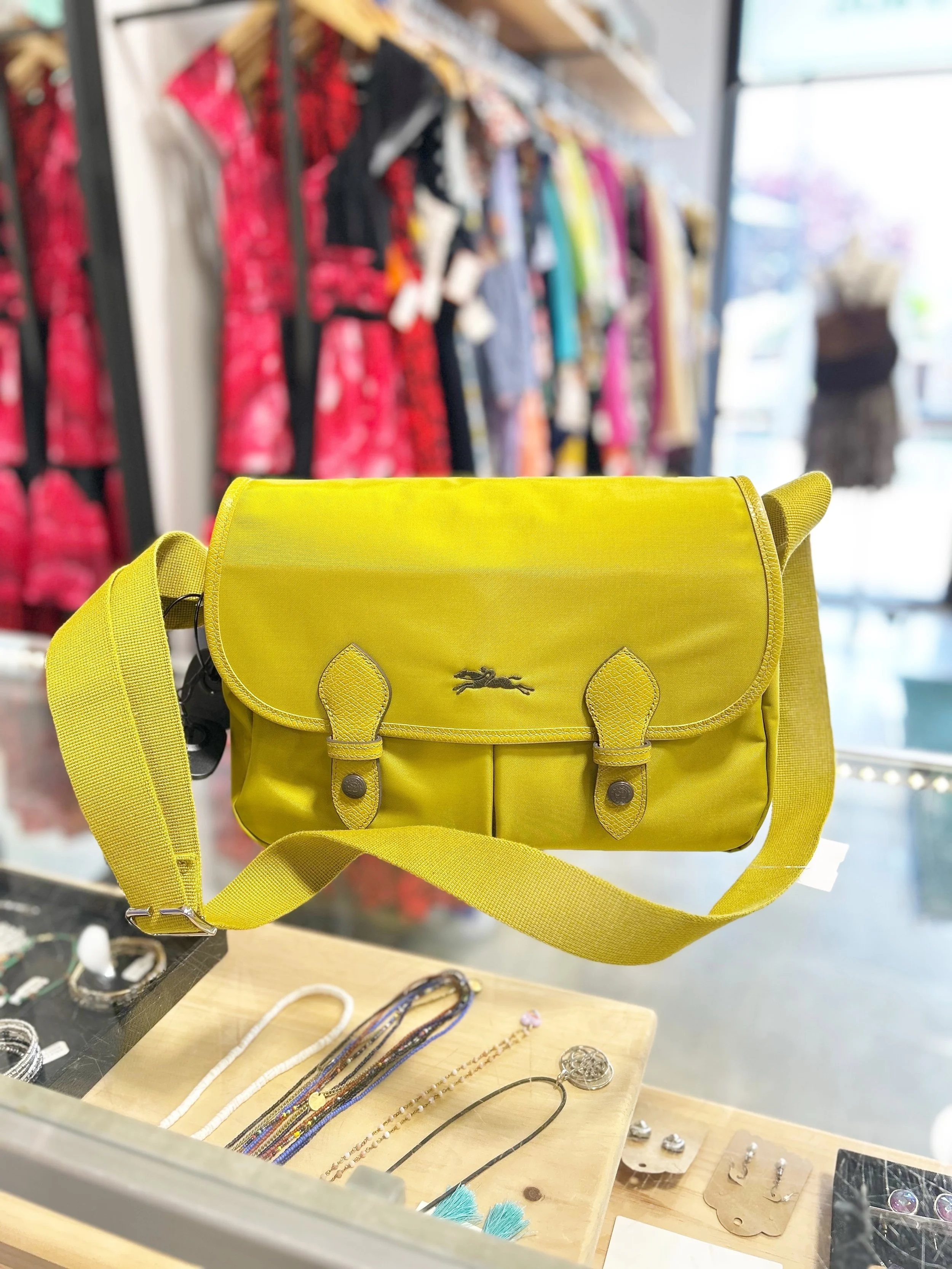 We&rsquo;re loving this mustard yellow Longchamp messenger bag! New in at @greenestreetexton💫

$145.95

Call or email us for inquiries!
📞610-466-5713
📧fairfield@greenestreet.com