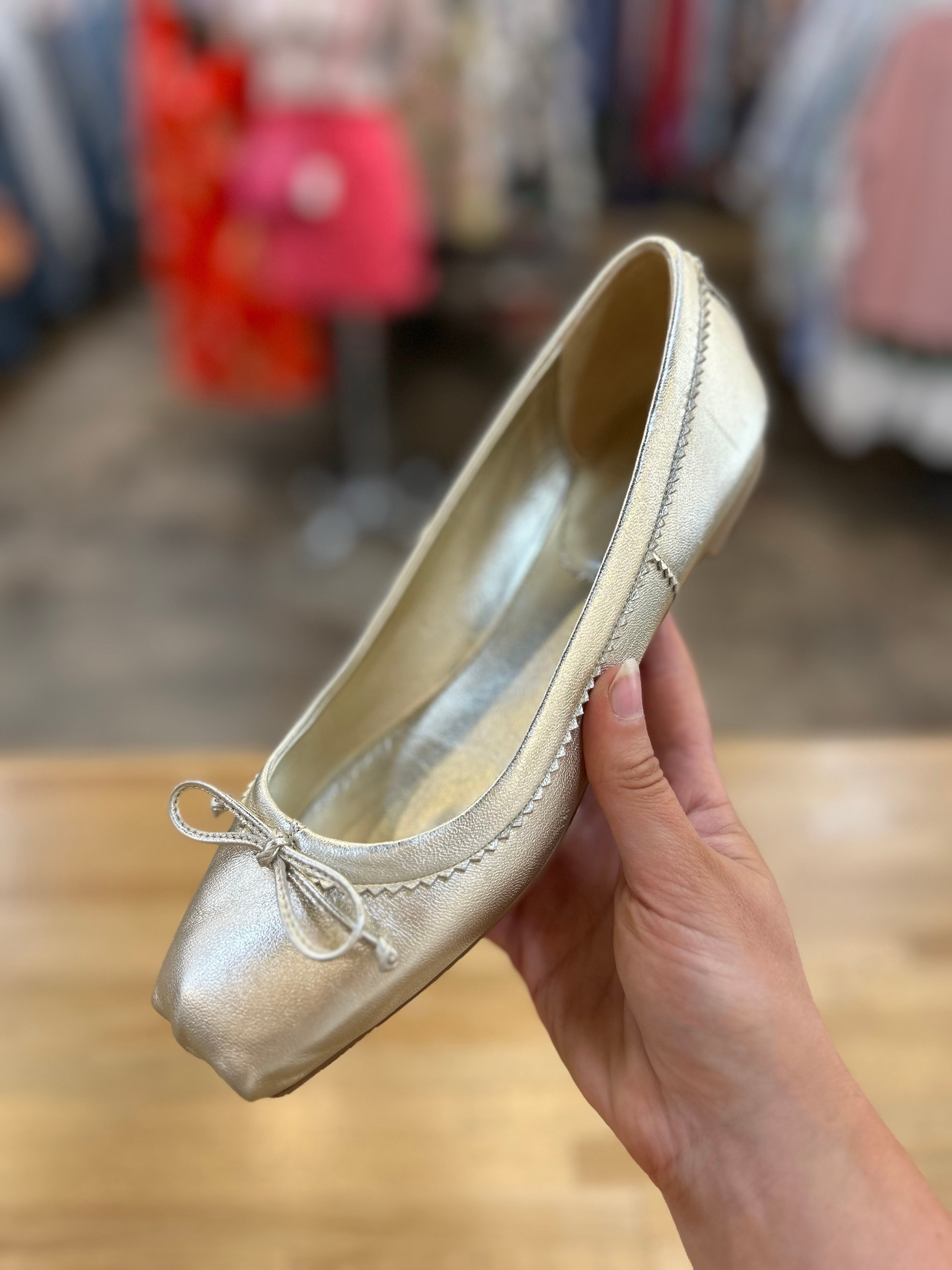 These Louboutin Mamadrague ballet flats are a must-have!!😍 Available at @greenestreetgateway

Size 37 $385.95

Call or email us for inquiries!
📞484-367-5012
📧gateway@greenestreet.com