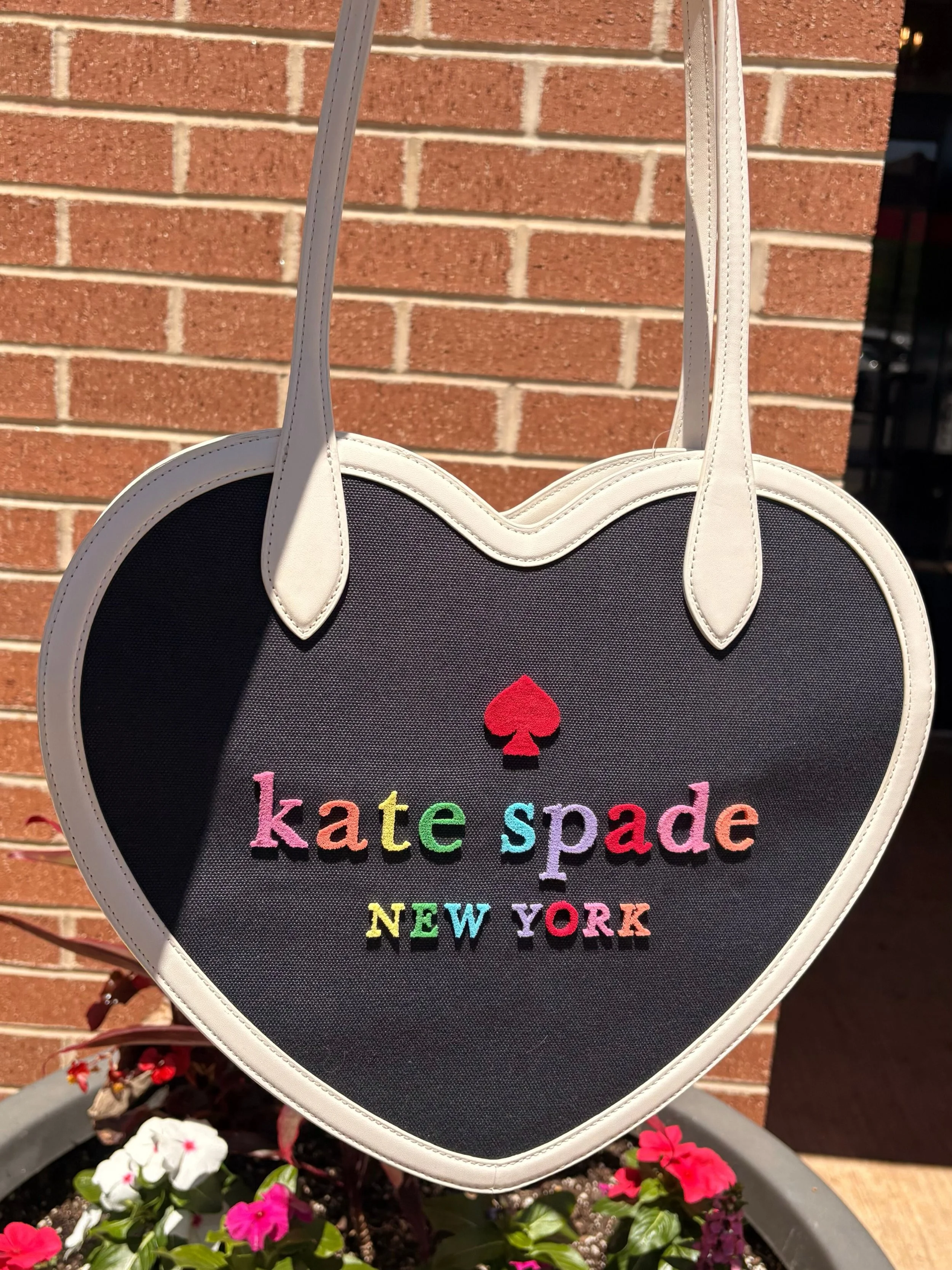 How cute is this Kate Spade bag, new in at @greenestreetgateway💫😍

$160.95

Call or email us for inquiries!
📞484-367-5012
📧gateway@greenestreet.com