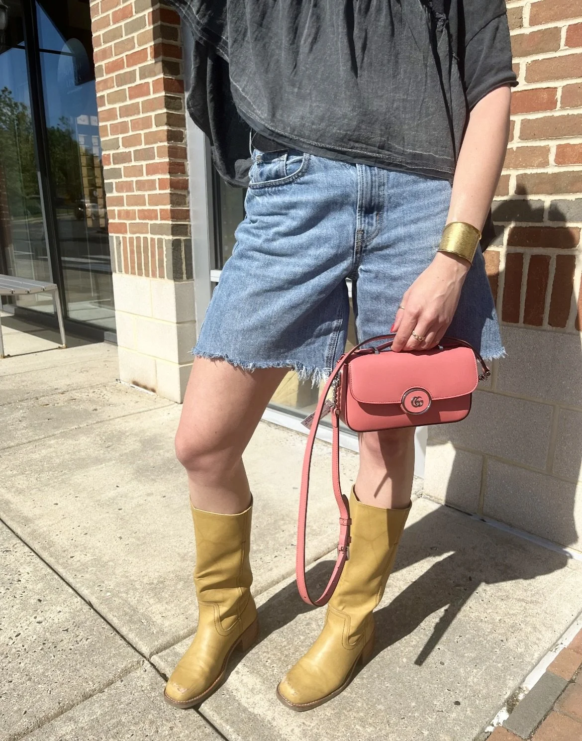 🌸GUCCI🌸 New in at @greenestreetenglishvillage

$1,300.95
✅Authenticated via Entrupy

Call or email us for inquiries!
📞267-217-3235
📧englishvillage@greenestreet.com