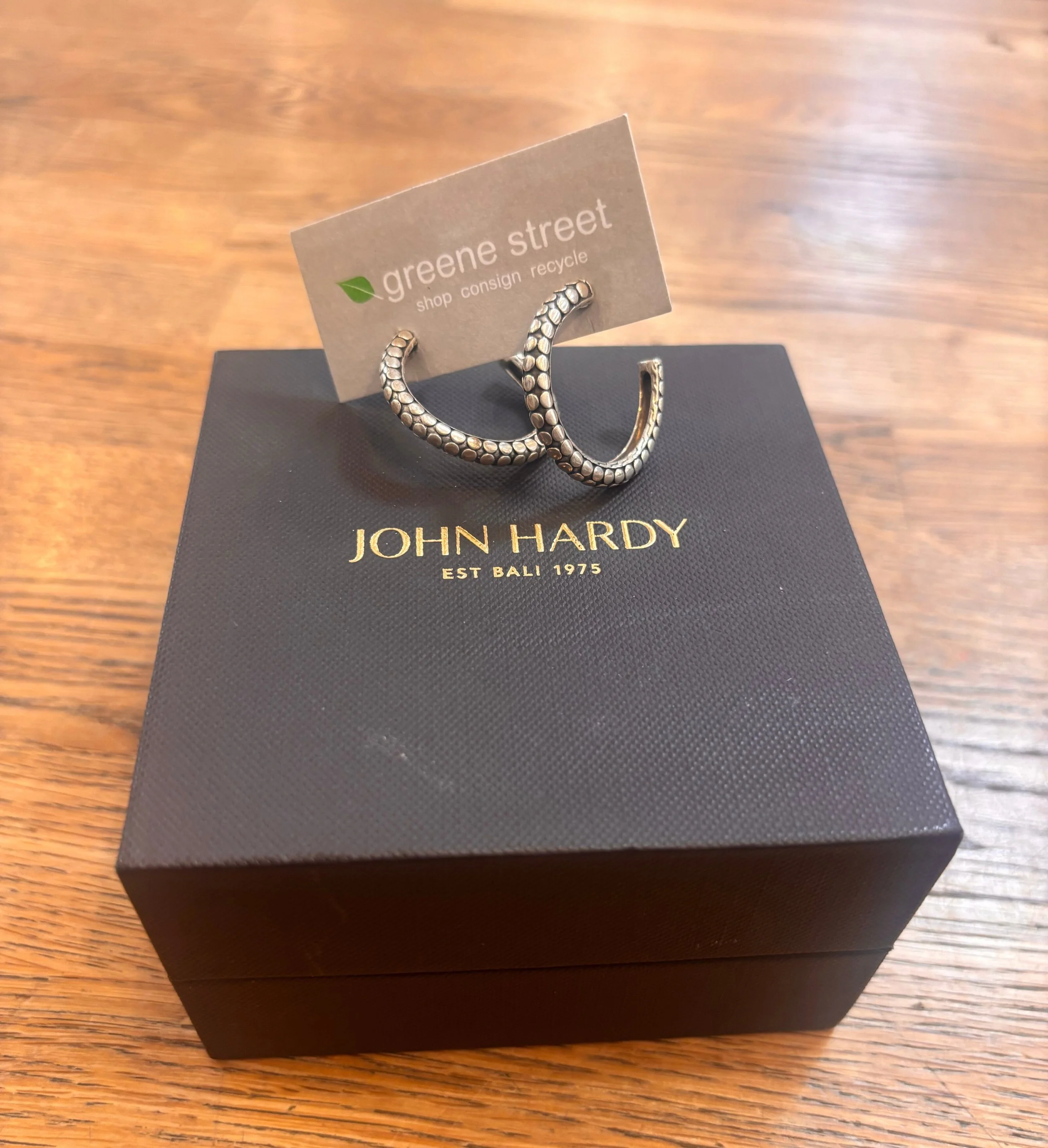 Accessorize your look with this stunning John Hardy earrings!✨ Available at @greenestreetchestnuthill

$260.95

Call or email us for inquiries!
📞267-331-3382
📧chestnuthill@greenestreet.com