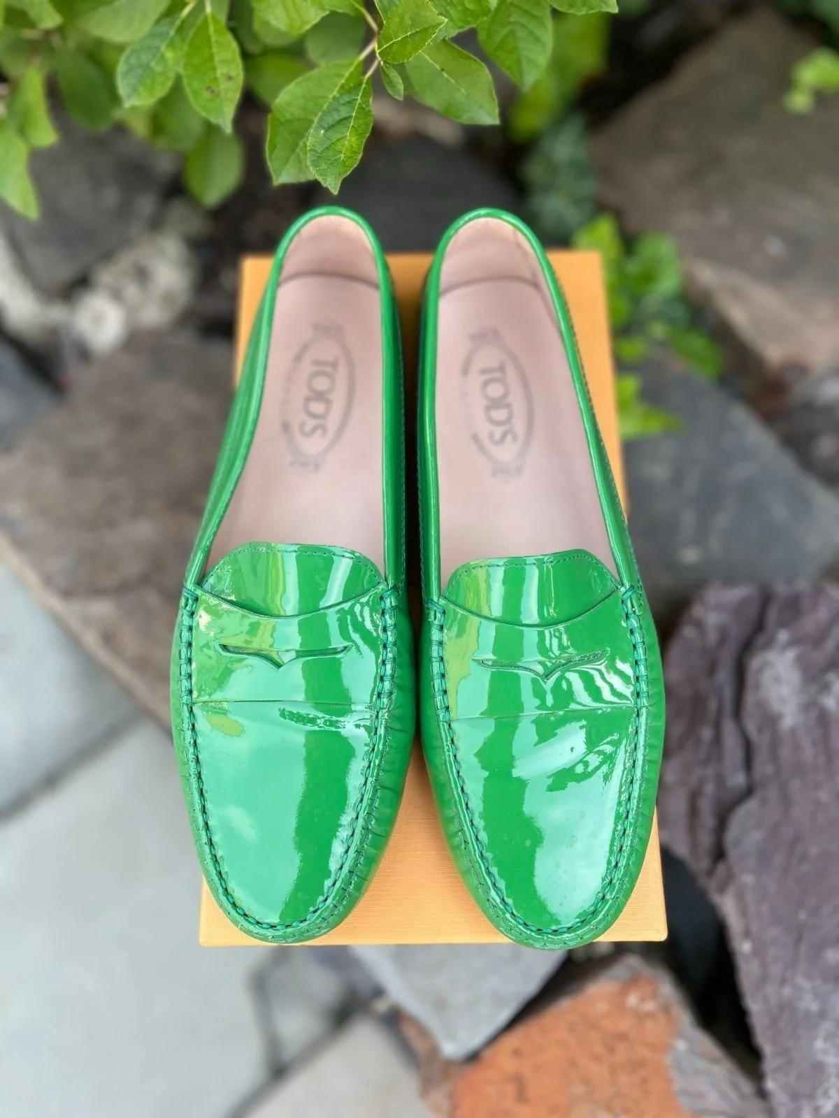 Add a pop of color to your look with these gorgeous green Tods loafers!💚 New in at @greenestreetlambertvillenj!!

Size 40 $75.95

Call or email us for inquiries!
📞609-460-3048
📧lambertville@greenestreet.com