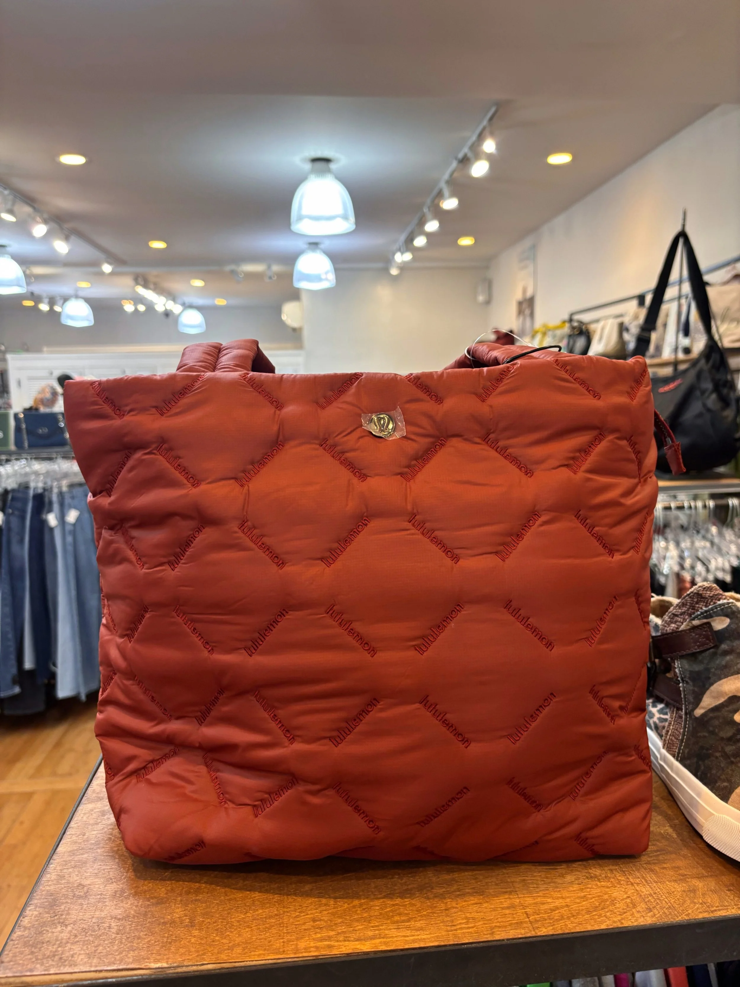 Scoop up this gorgeous new with tags Lululemon find from @greenestreetchestnuthill💫

$38.95 

Call or email us for inquiries!
📞267-331-3382
📧chestnuthill@greenestreet.com