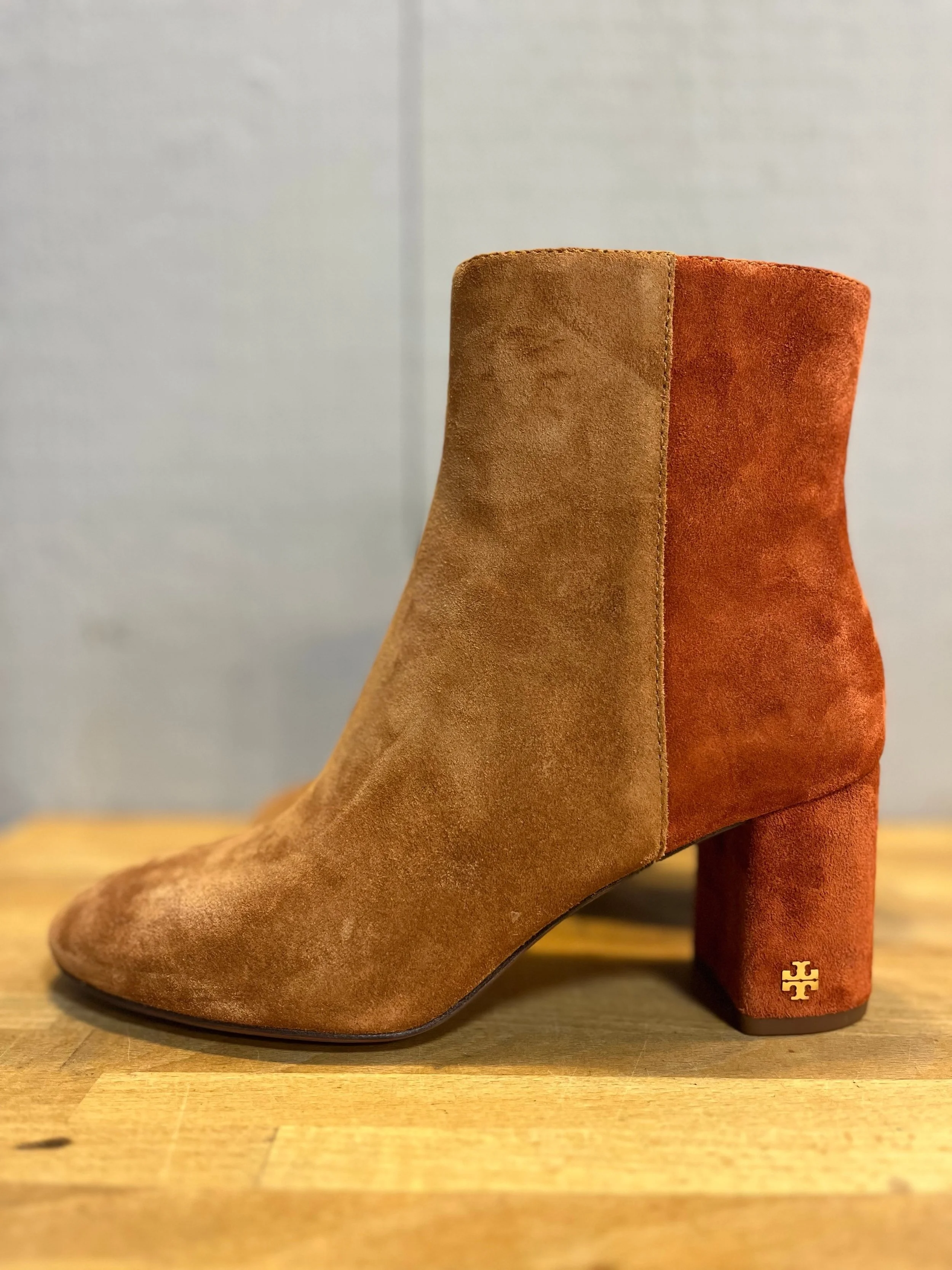 Step into these stunning Tory Burch boots for Fall!🍂

Available at @greenestreetgateway

Size 7.5 $135.95

Call or email us for inquiries!
📞484-367-5012
📧gateway@greenestreet.com