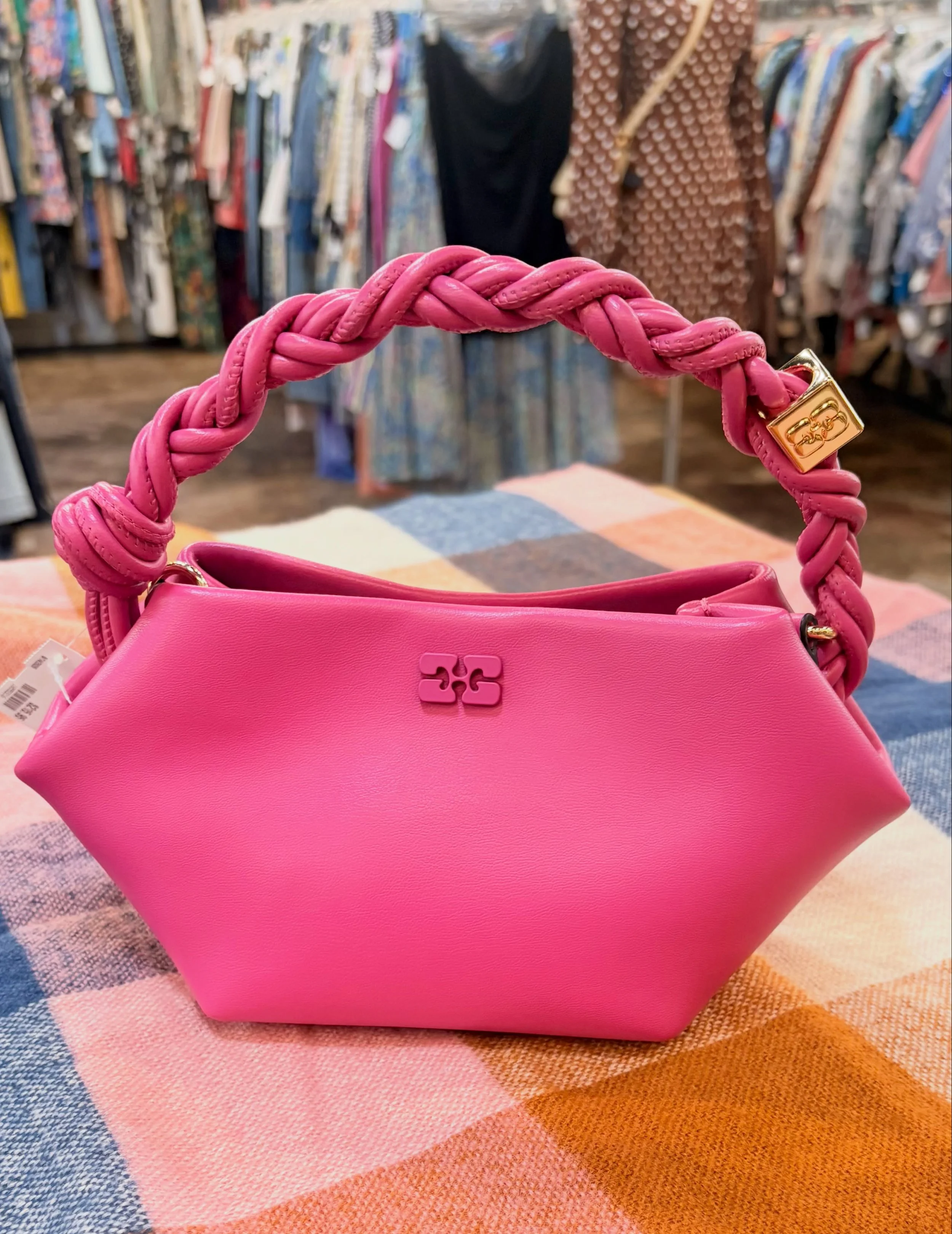This stunning Ganni bag just arrived at @greenestreetgateway!💕

Comes w/crossbody strap
$215.95

Call or email us for inquiries!
📞484-367-5012
📧gateway@greenestreet.com