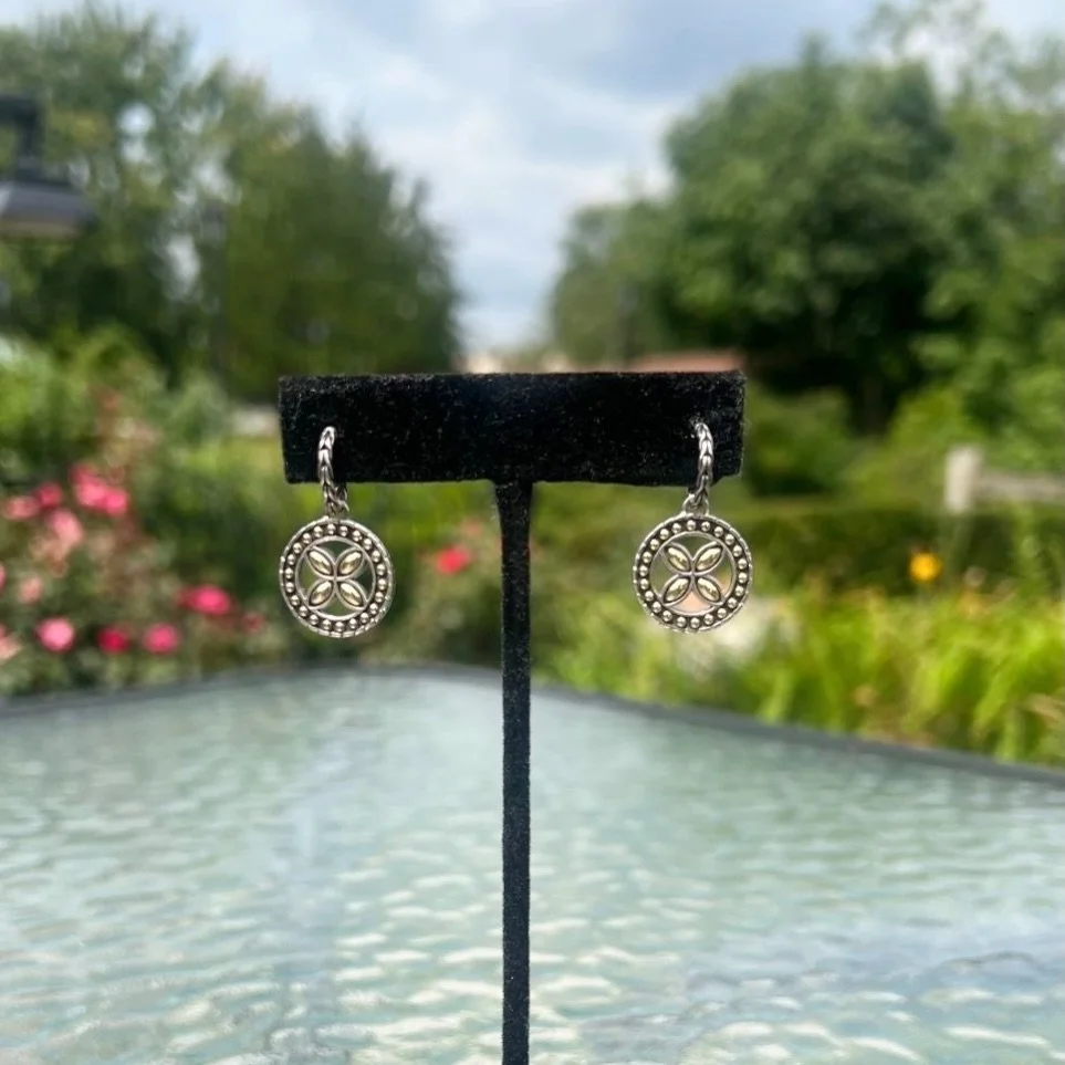 Scoop up these gorgeous John Hardy earrings!✨ Available at @greenestreetlambertvillenj

925 18k silver flower earrings
$225.95

Call or email us for inquiries!
📞609-460-3048
📧lambertville@greenestreet.com