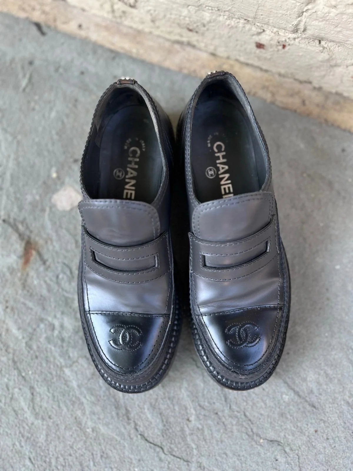 Step into these Chanel loafers!💫 New in at @greenestreetlamnbertvillenj

Size 39 $500.95

Call or email us for inquiries!
📞609-460-3048
📧lambertville@greenestreet.com
