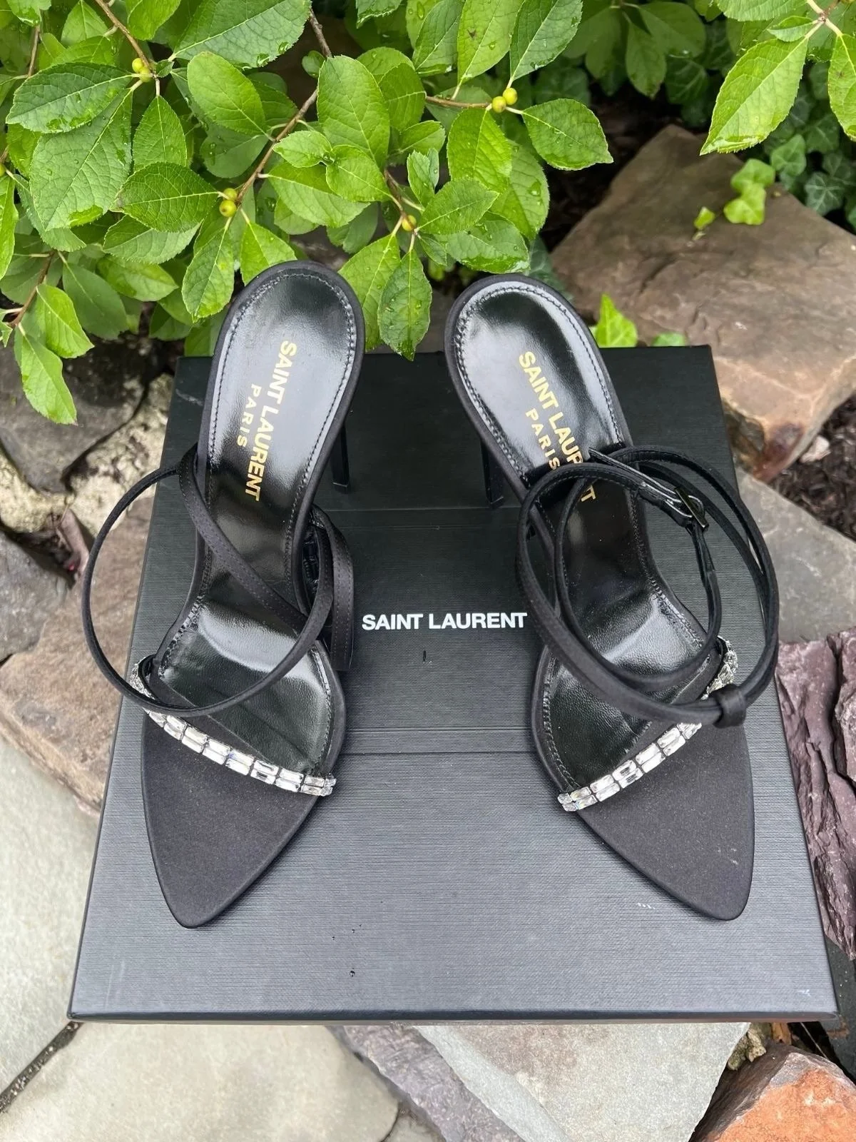 New in at @greenestreetlambertvillenj!✨

Saint Laurent heels
Size  37 $645.95

Call or email us for inquiries!
📞609-460-3048
📧lambertville@greenestreet.com
