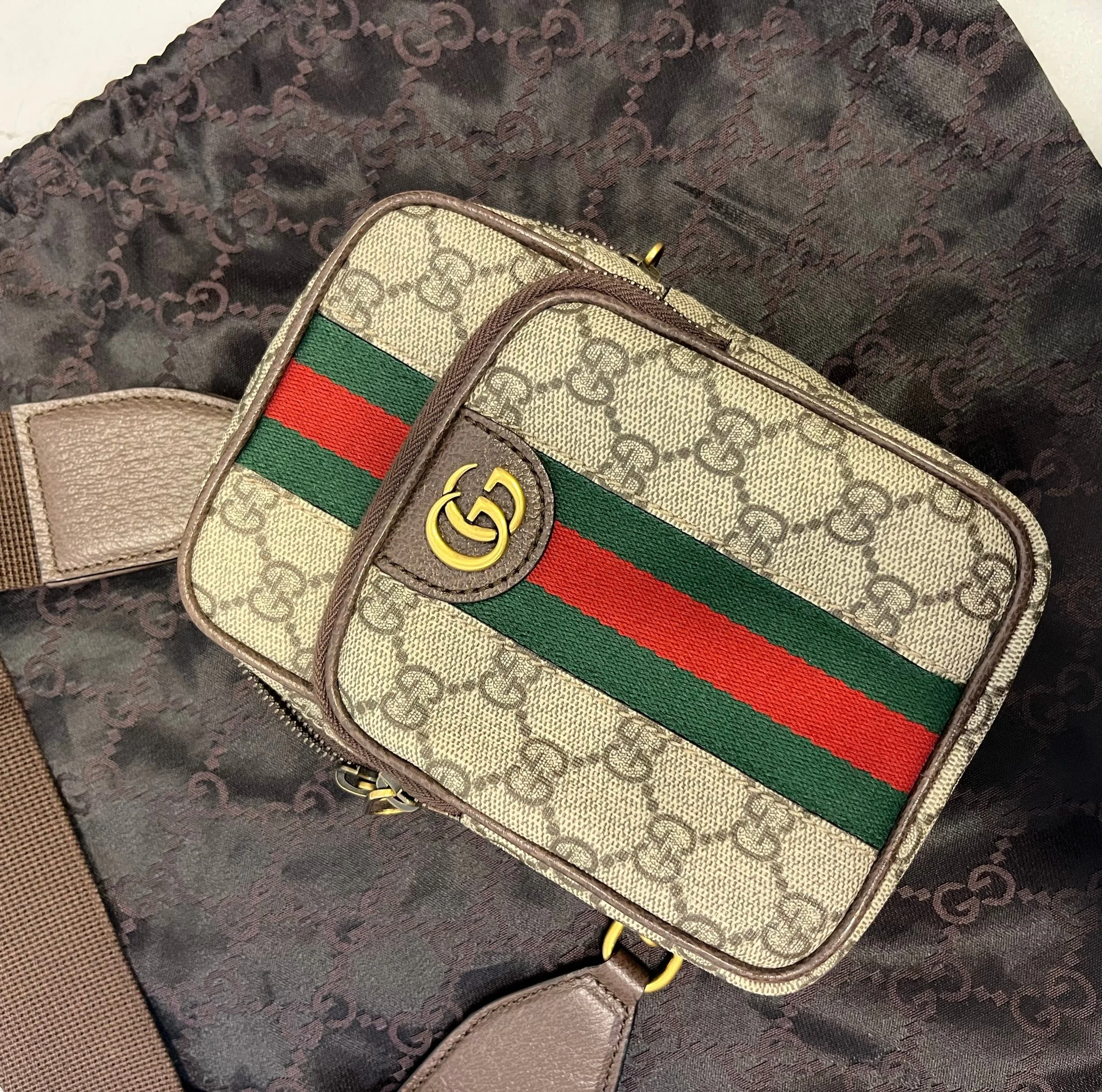 💥Gucci💥 New in at @greenestreetlambertvillenj! 

$850.95
✅Authenticated via Entrupy

Call or email us for inquiries!
📞609-904-3004
📧princeton@greenestreet.com