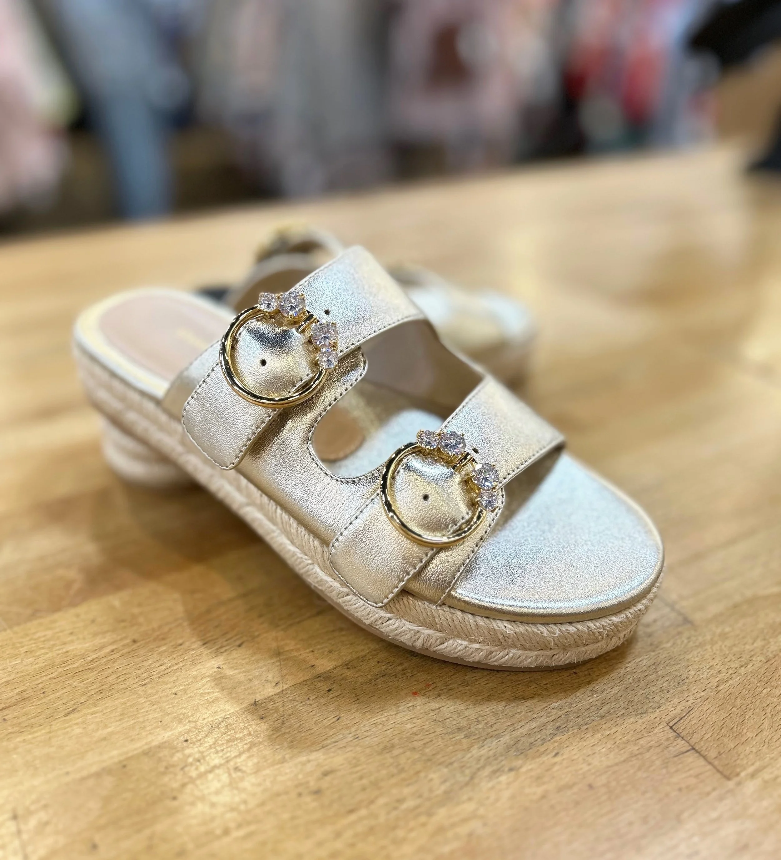 Step into these metallic sandals! New in at @greenestreetgateway💫

Stuart Weitzman
Size 5 $100.95

Call or email us for inquiries!
📞484-367-5012
📧gateway@greenestreet.com