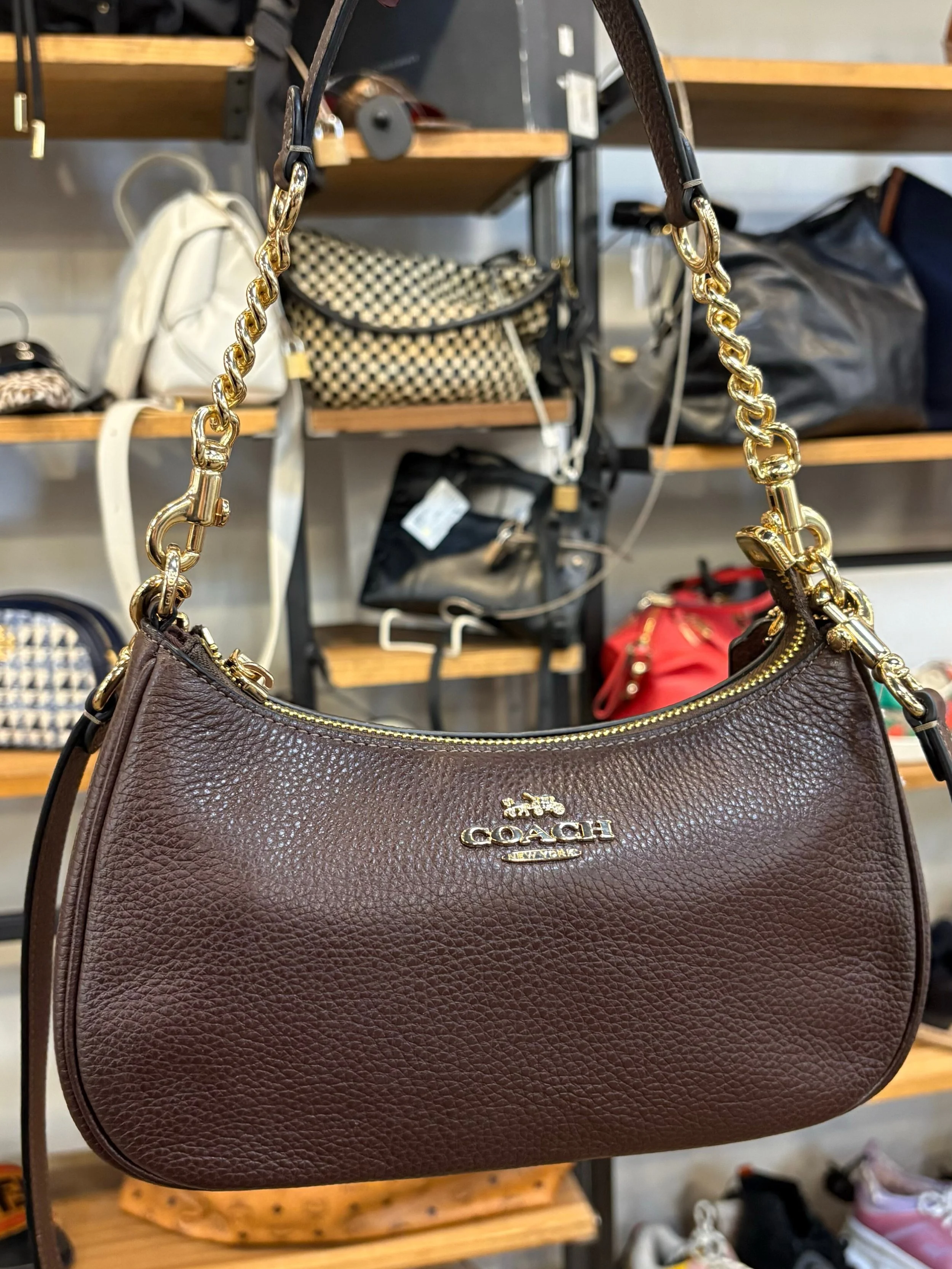 We&rsquo;re obsessing over this gorgeous chocolate brown🍫 Coach bag! Available at @greenestreetgateway

$130.95

Call or email us for inquiries!
📞484-367-5012
gateway@greenestreet.com