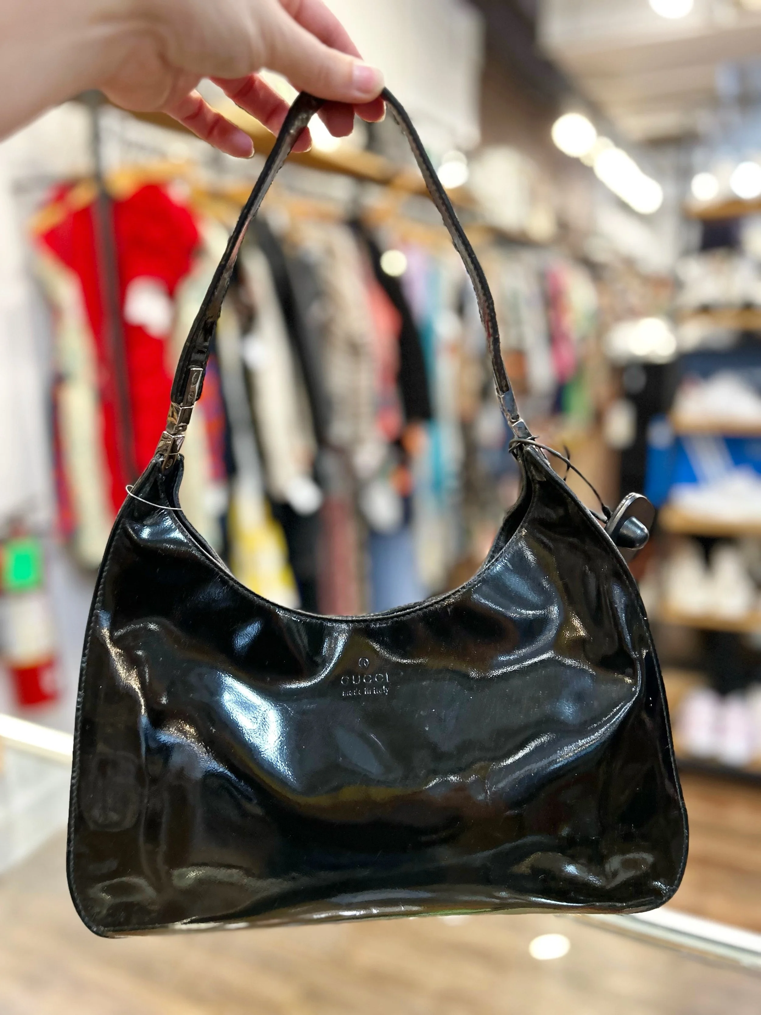 Scoop up this gorgeous patent leather designer bag from @greenestreetsouthstreet!✨

$285.95

Call or email us for inquiries!
📞215-703-7478
📧southstreet@greenestreet