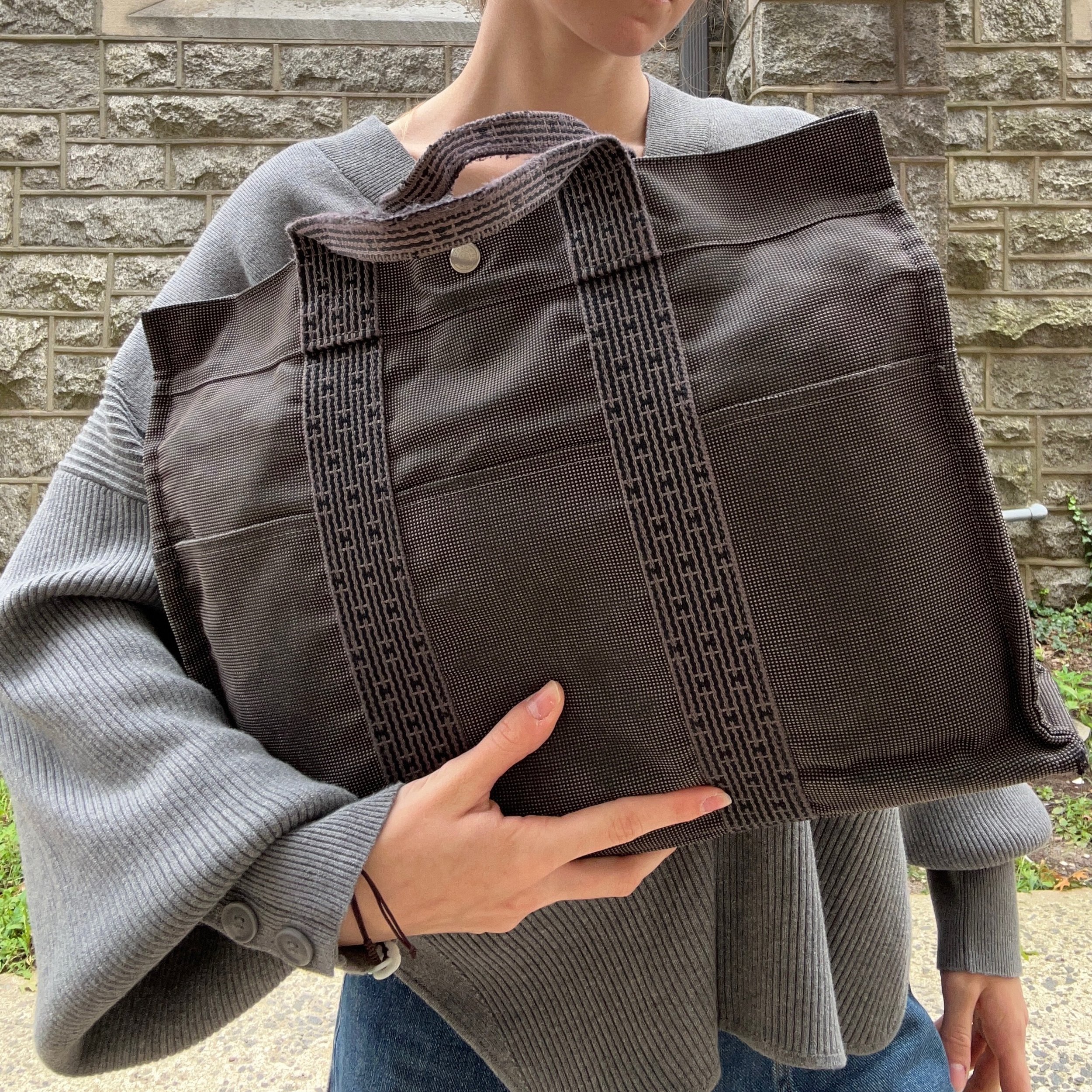 We&rsquo;re obsessing over this gorgeous designer canvas tote! Available at @greenestreetprinceton👜💫

$275.95

Call or email us for inquiries!
📞609-904-3004
📧princeton@greenestreet.com