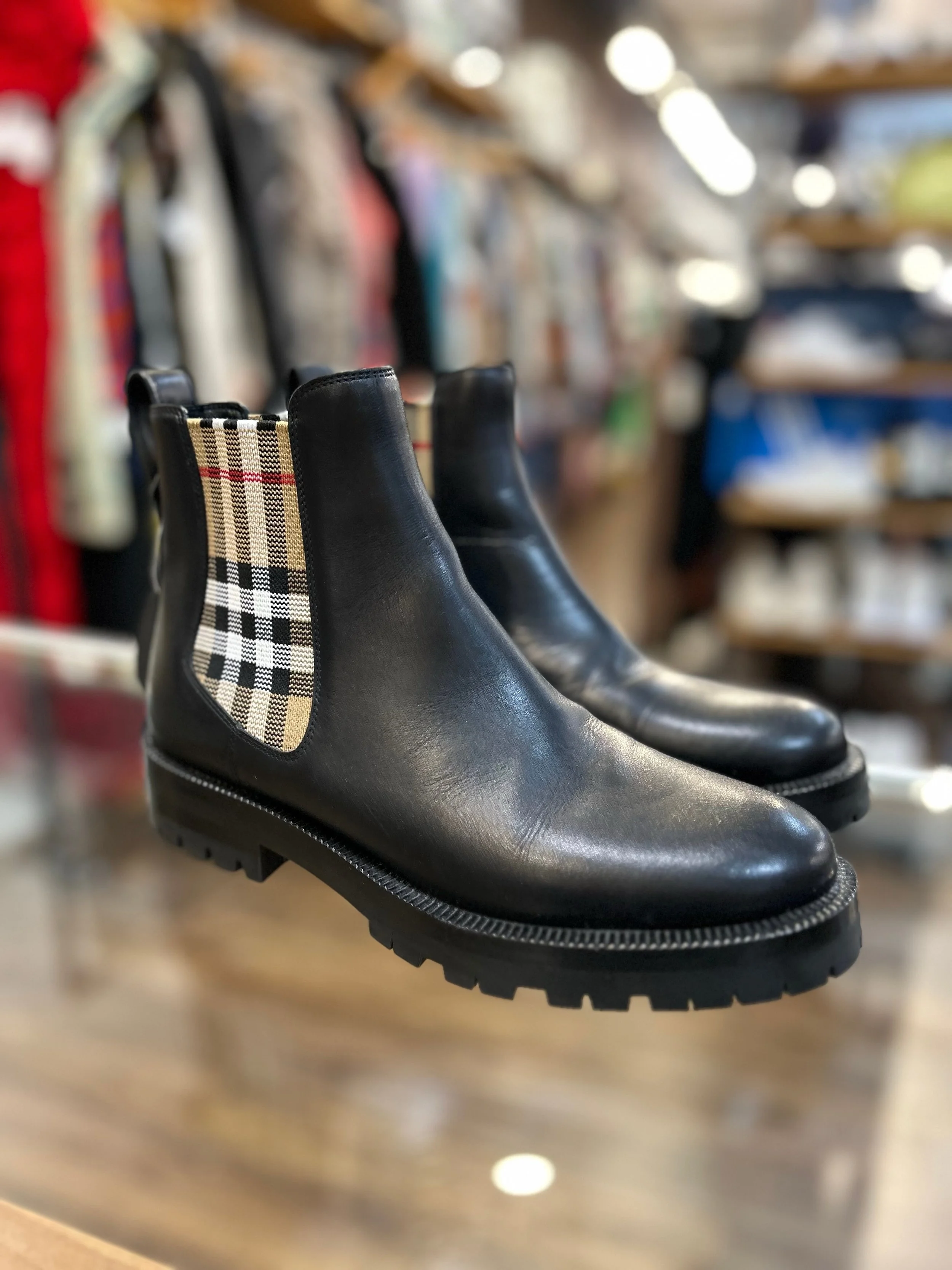 New Fall boot find from @greenestreetsouthstreet✨

Size 36.5 $400.95

Call or email us for inquiries!
📞215-703-7478
📧southstreet@greenestreet.com