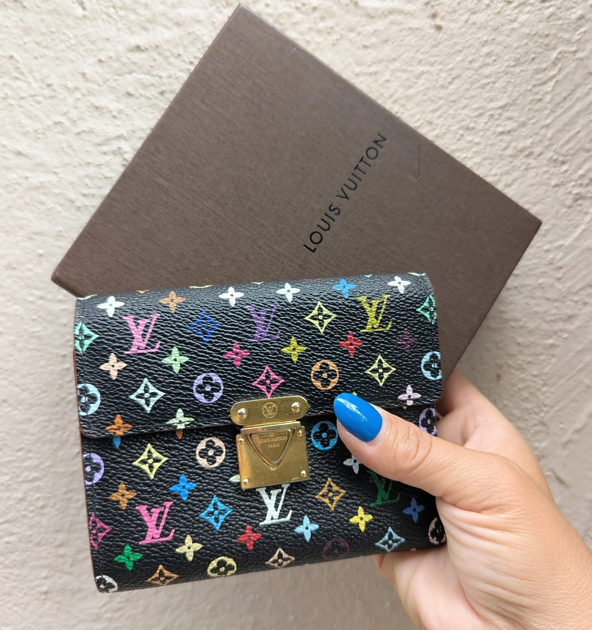 This stunning LV Murakami monogram wallet just arrived at @greenestreetprinceton

$500.95
✅Authenticated via Entrupy

Call or email us for inquiries!
📞609-904-3004
📧princeton@greenestreet.com