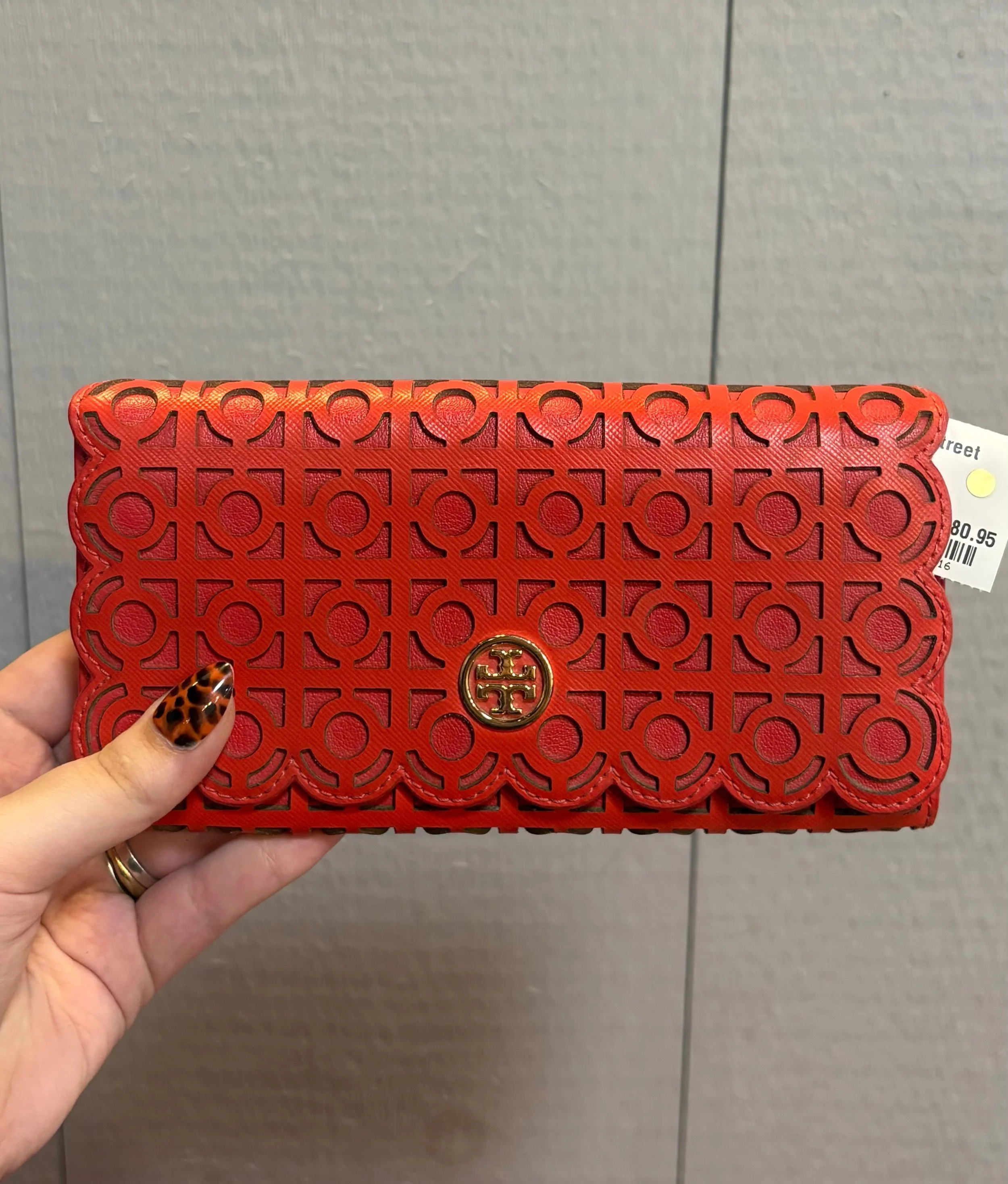 Upgrade your wallet to this gorgeous red Tory Burch one! Available at @greenestreetgateway❤️

$80.95

Call or email us for inquiries!
📞484-367-5012
📧gateway@greenestreet.com