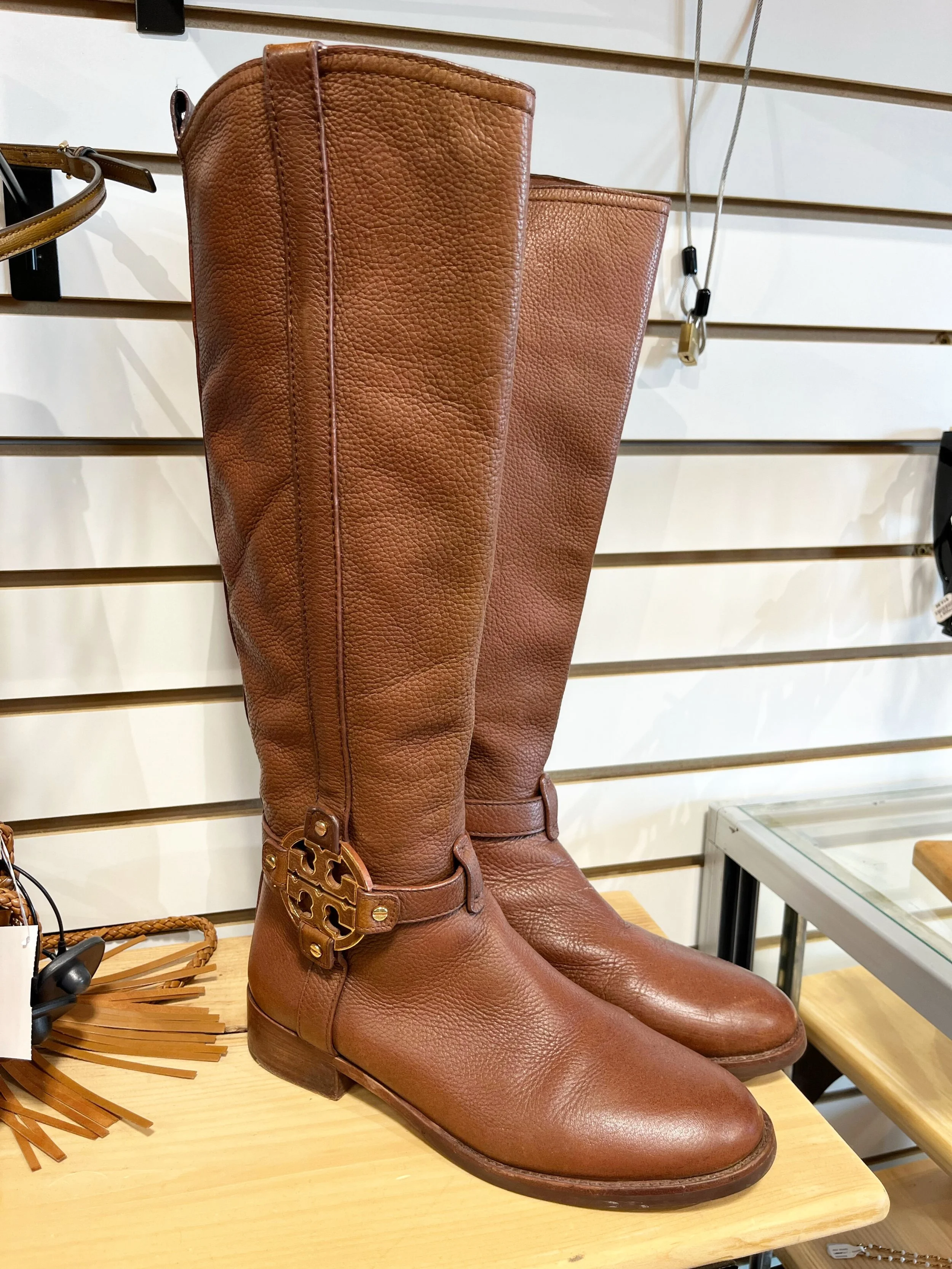 New Fall boots are making their way to the sales floors! Scoop up this Tory Burch pair from @greenestreetexton🍂

Size 8 $80.95

Call or email us for inquiries!
📞610-466-5713
📧fairfield@greenestreet.com