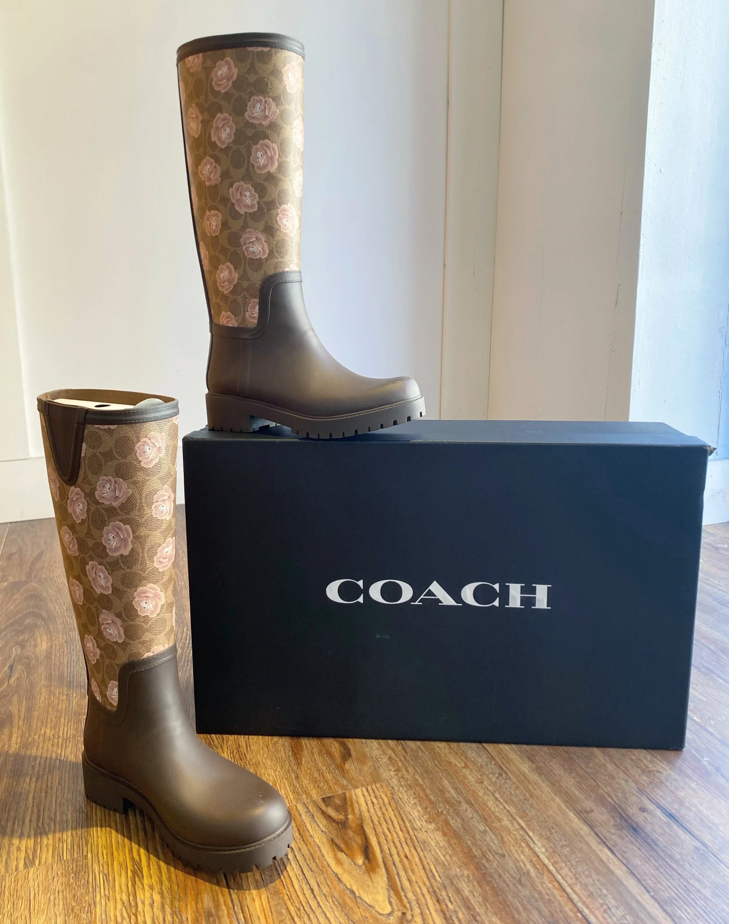 Cute new Coach rain boots just in at @greenestreetsouthstreet☔️

Size 8 $68.95

Call or email us for inquiries!
📞215-703-7478
📧southstreet@greenestreet.com