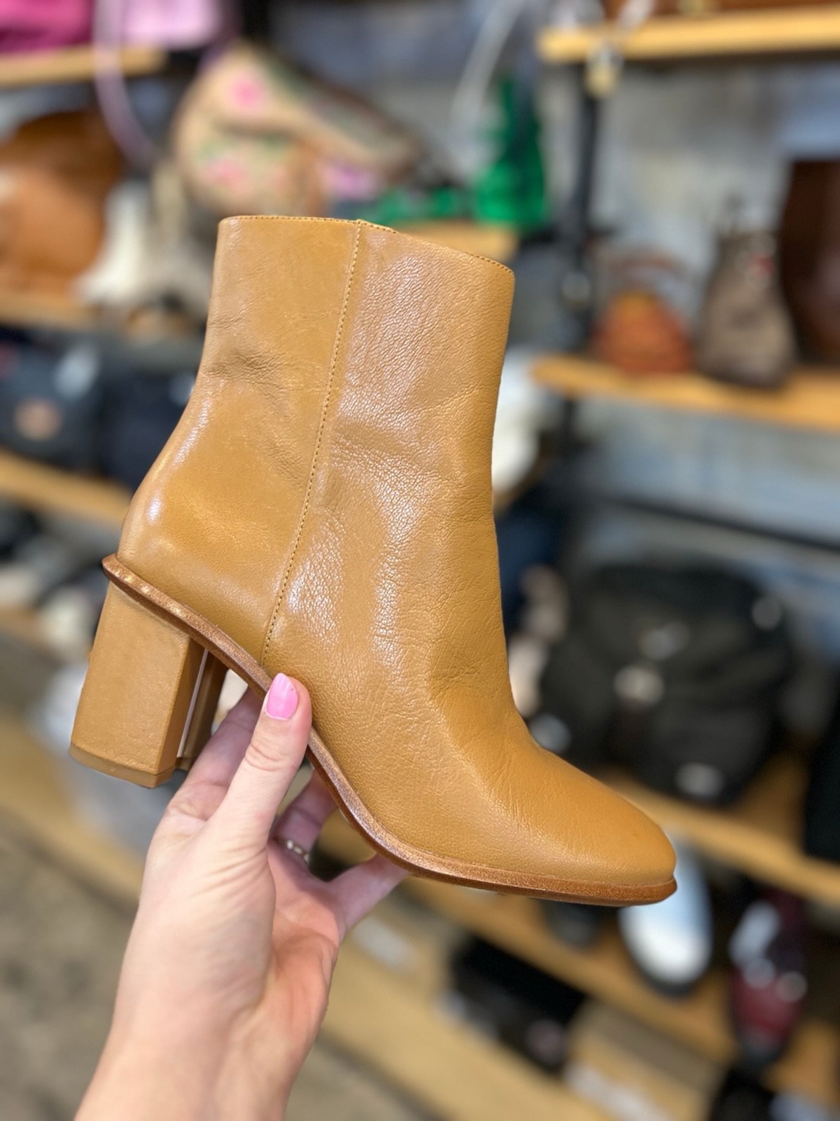 Fall boots are here! Step into this cute Tory Burch pair! New in at @greenestreetgateway!🍂

Size 6.5 $118.95

Call or email us for inquiries!
📞484-367-5012
📧gateway@greenestreet.com