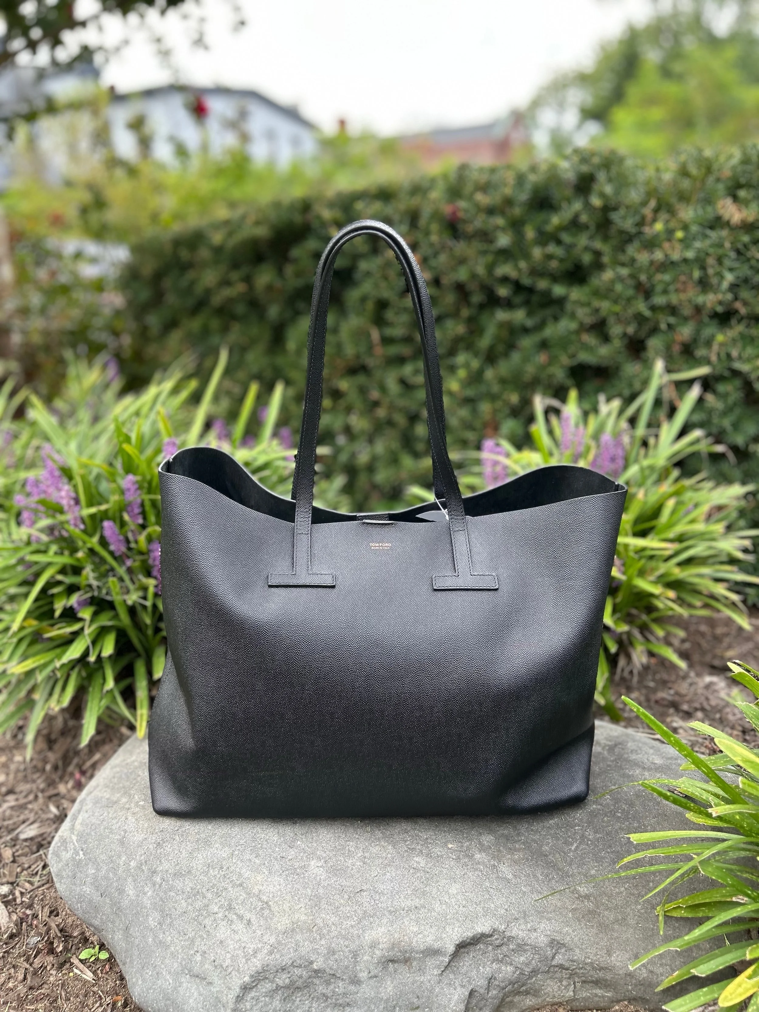 Make this Designer tote bag yours! Available at @greenestreetlambertvillenj🖤👜

Tom Ford
$500.95

Call or email us for inquiries!
📞609-460-3048
📧lambertville@greenestreet.com