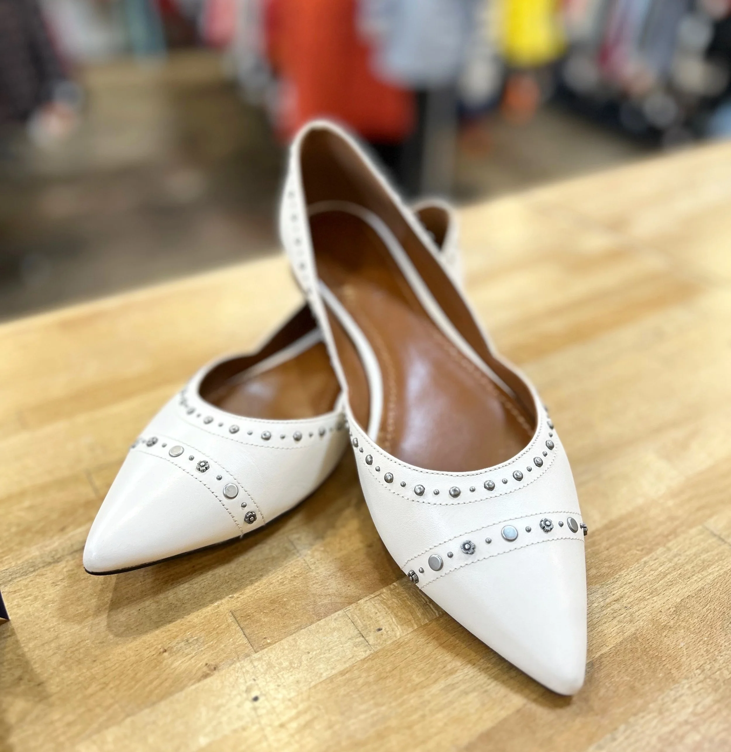 We&rsquo;re loving these gorgeous Coach flats! New in at @greenestreetgateway✨

Size 9 $55.95

Call or email us for inquiries!
📞484-367-5012
📧gateway@greenestreet.com