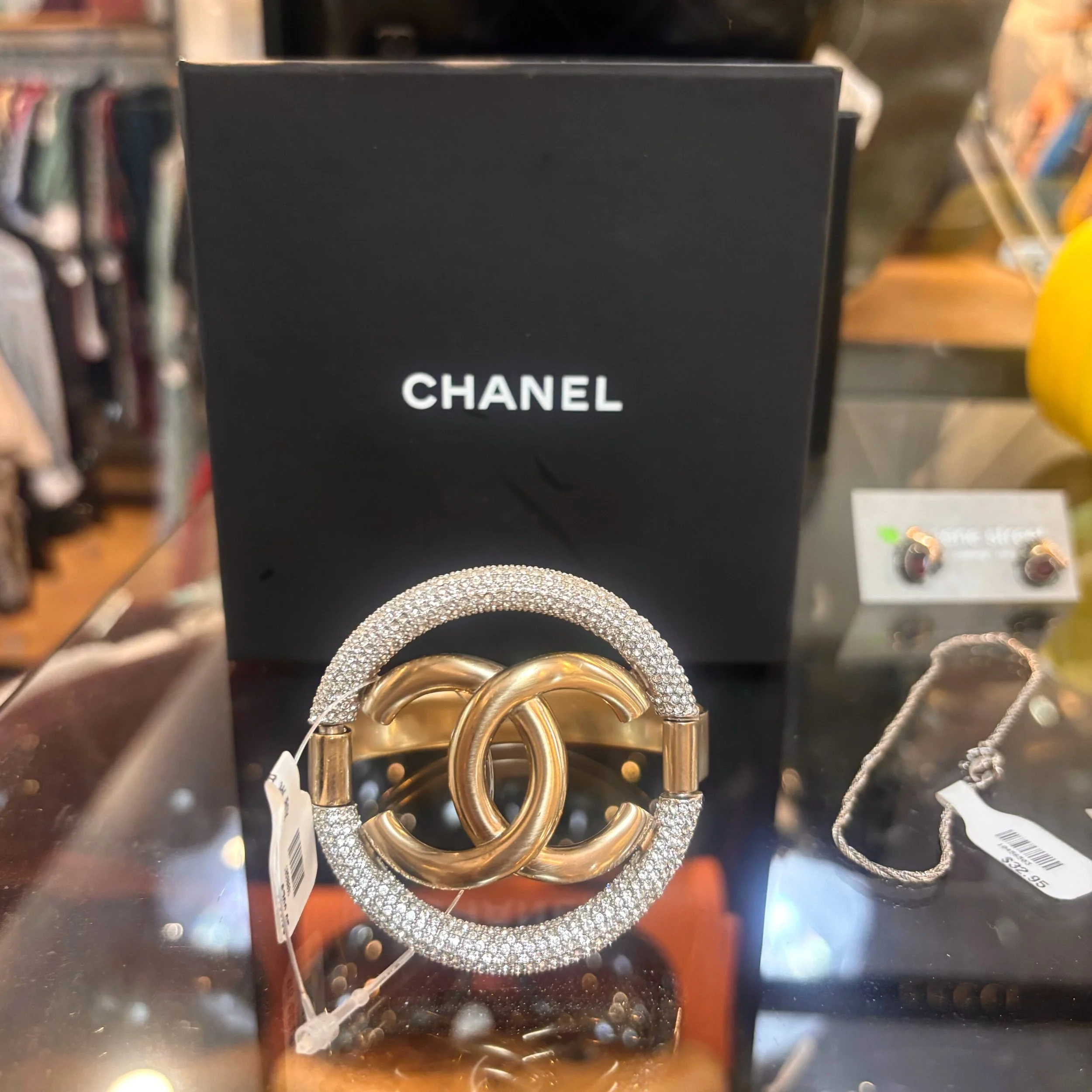 New designer bracelet finds from @greenestreetchestnuthill✨😍

Chanel bracelet $700.95
Tiffany and co bracelet $250.95

Call or email us for inquiries!
📞267-331-3382
📧Chestnuthill@greenestreet.com