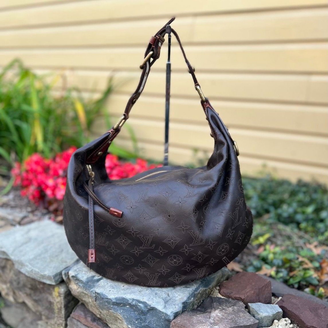 We&rsquo;re obsessing over this stunning new LV Marina Onatag GM bag! New in at @greenestreetlambertvillenj

$957.95
✅Authenticated via Entrupy

Call or email us for inquiries!
📞609-460-3048
📧Lambertville@greenestreet.com