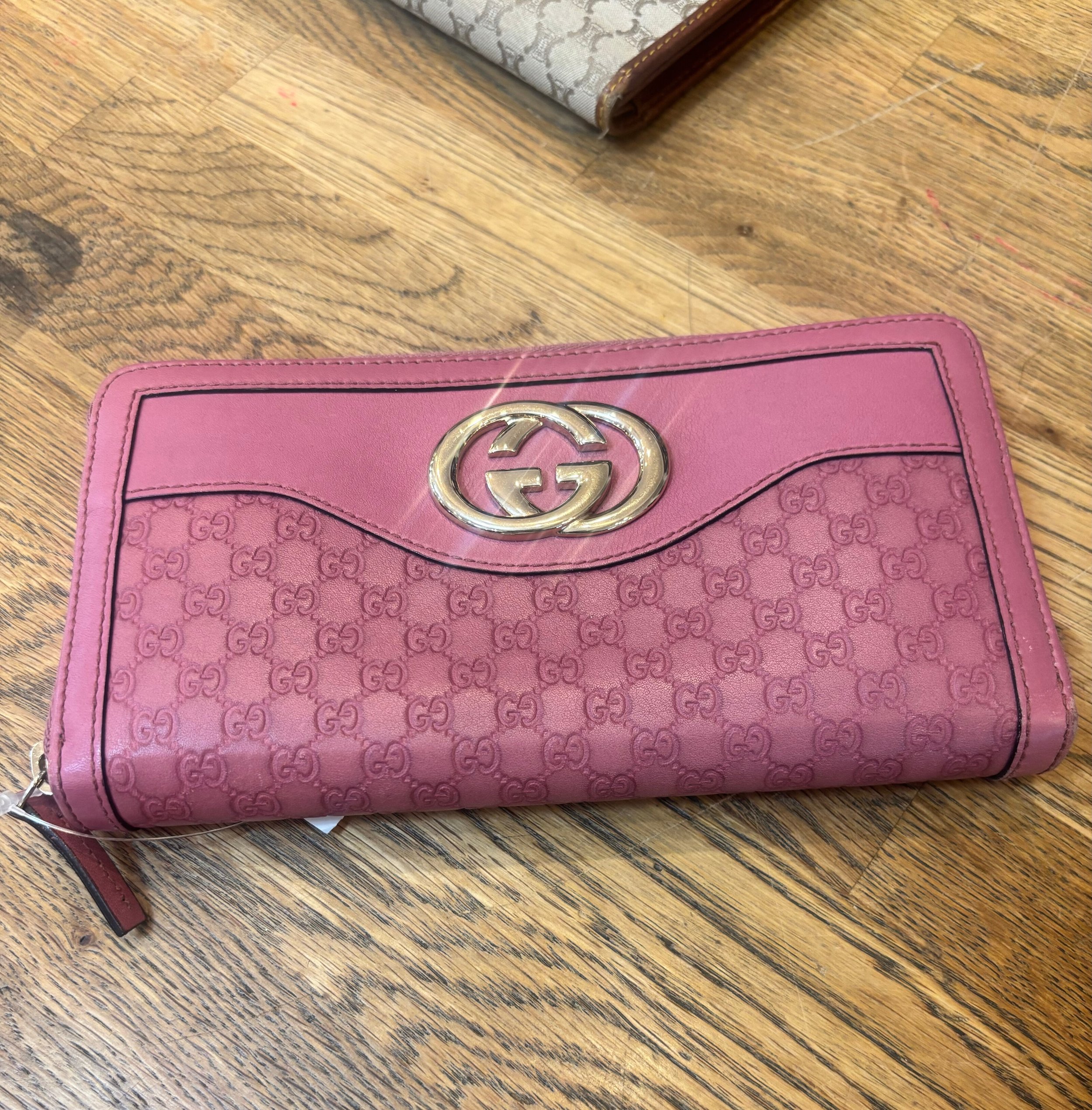 Pretty in pink💕 Scoop up this designer find from @greenestreetchestnuthill

$325.95

Call or email us for inquiries!
📞267-331-3048
📧chestnuthill@greenestreet.com