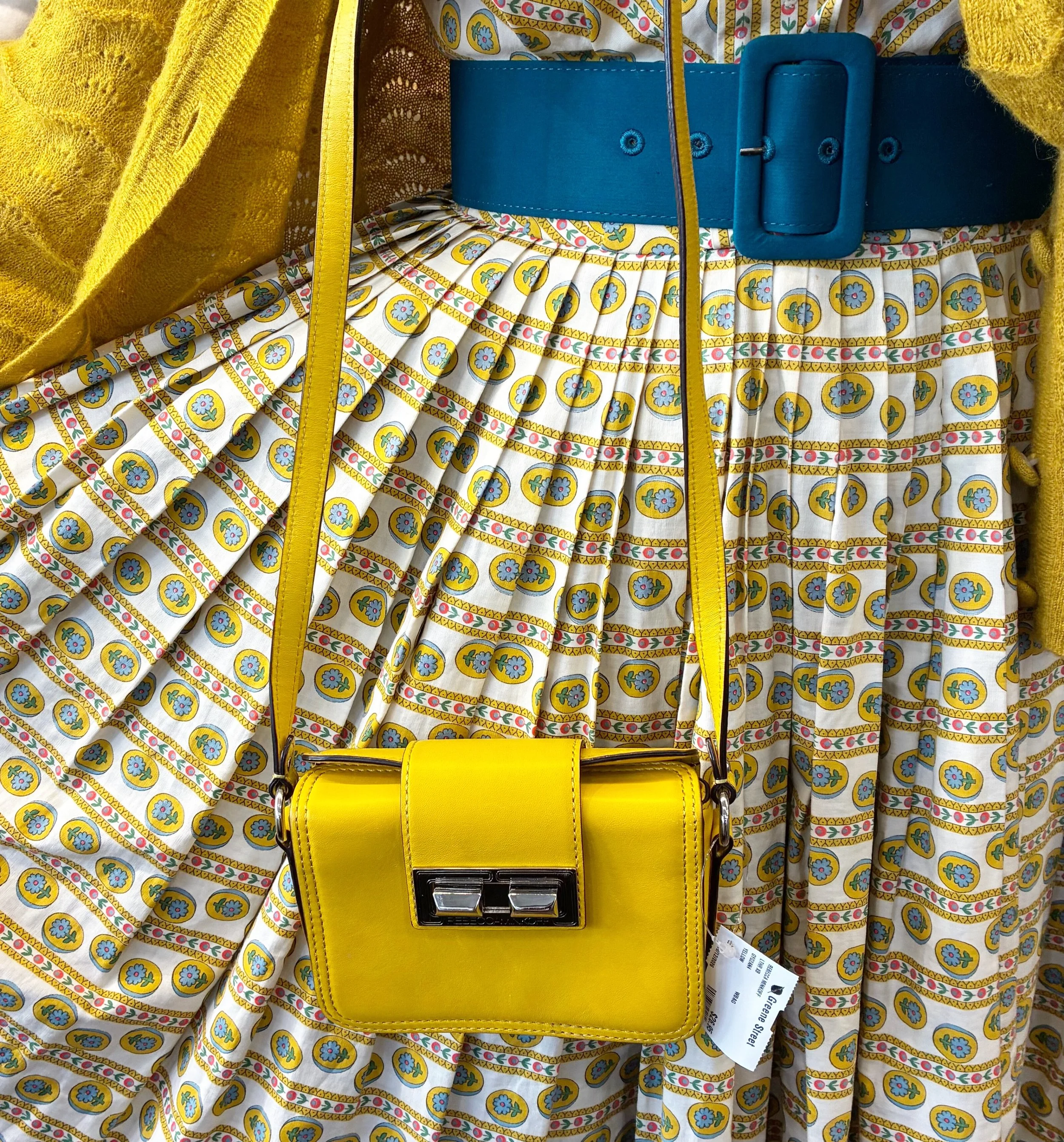 Add a pop of color to your look with this gorgeous yellow Rebecca Minkoff crossbody 💛

$26.95

Call or email us for inquiries!
📞215-703-7478
📧southstreet@greenestreet.com