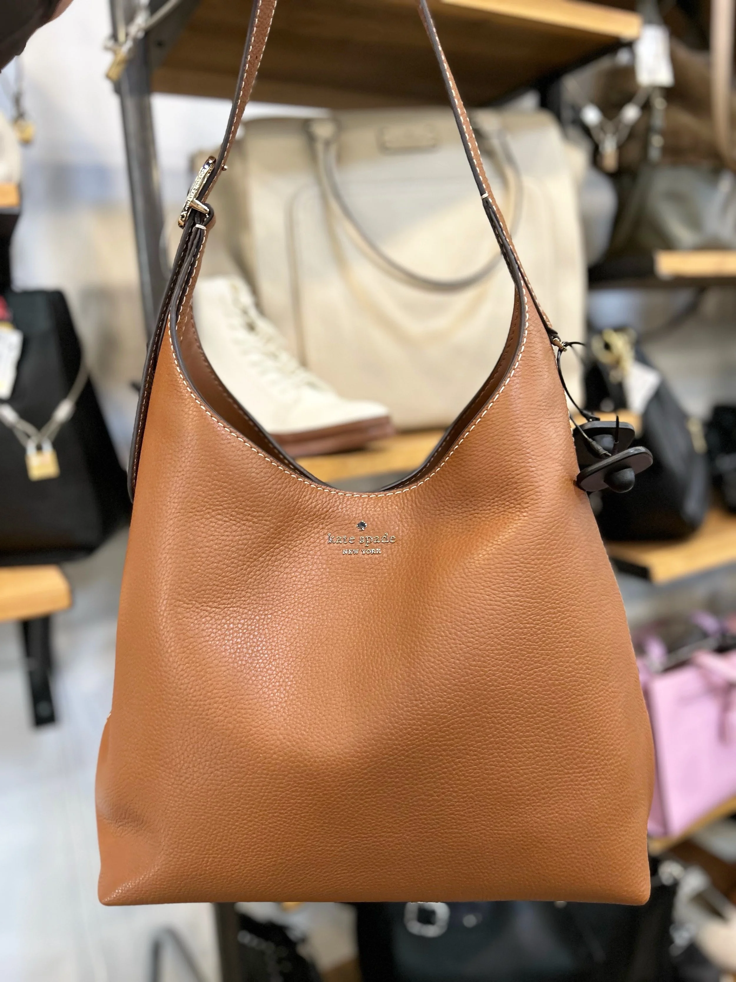 A Fall must-have! New in at @greenestreetgateway!🍂👜

Kate Spade 
$115.95

Call or email us for inquiries!
📞484-367-5012
📧gateway@greenestreet.com