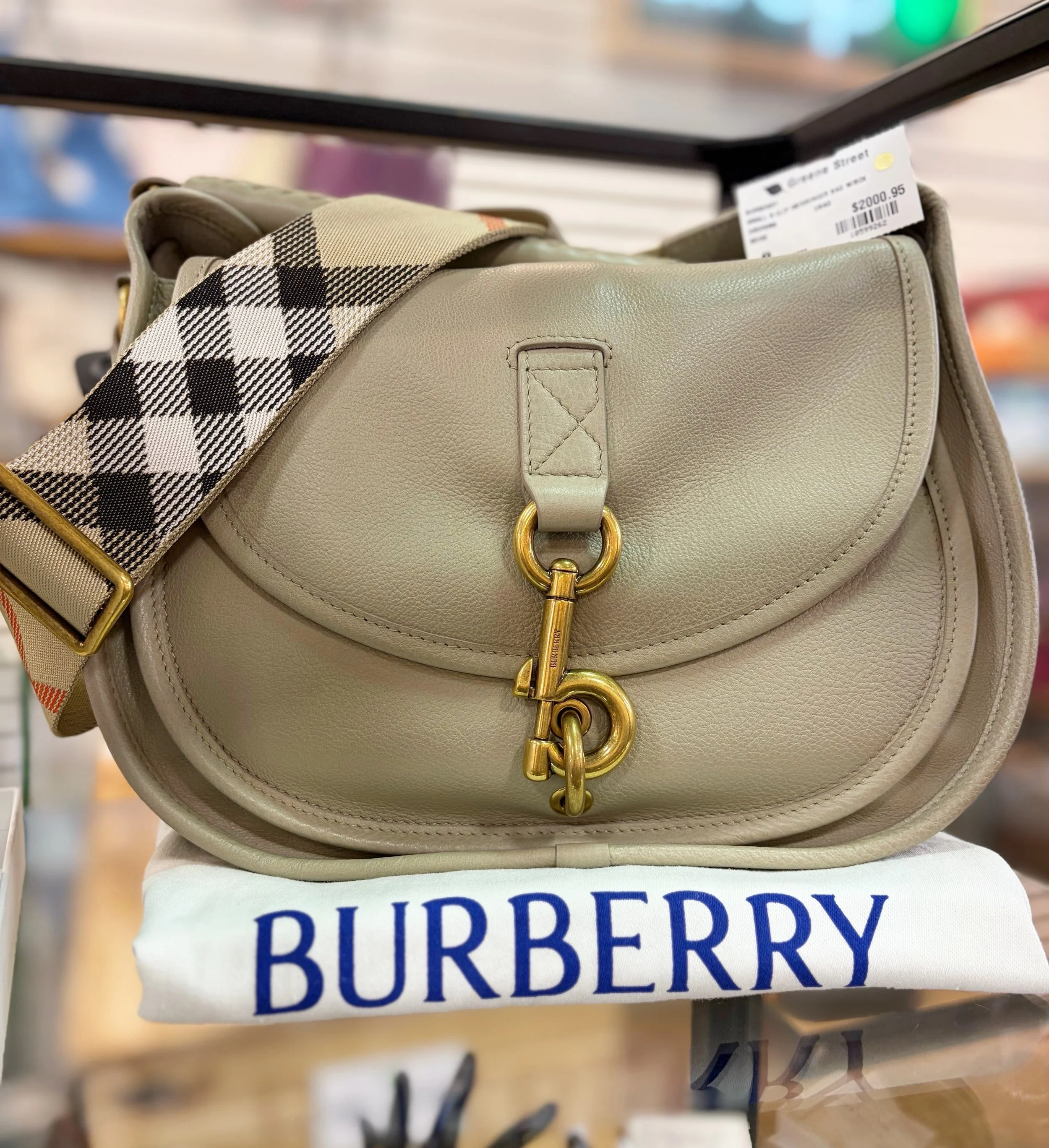 Two gorgeous new designer finds from @greenestreetenglishvillage!😍

&bull; Burberry bag $2,000.95
✅Authenticated via Entrupy
&bull; Burberry keychain $295.95

Call or email us for inquiries!
📞267-217-3235
📧englishvillage@greenestreet.com