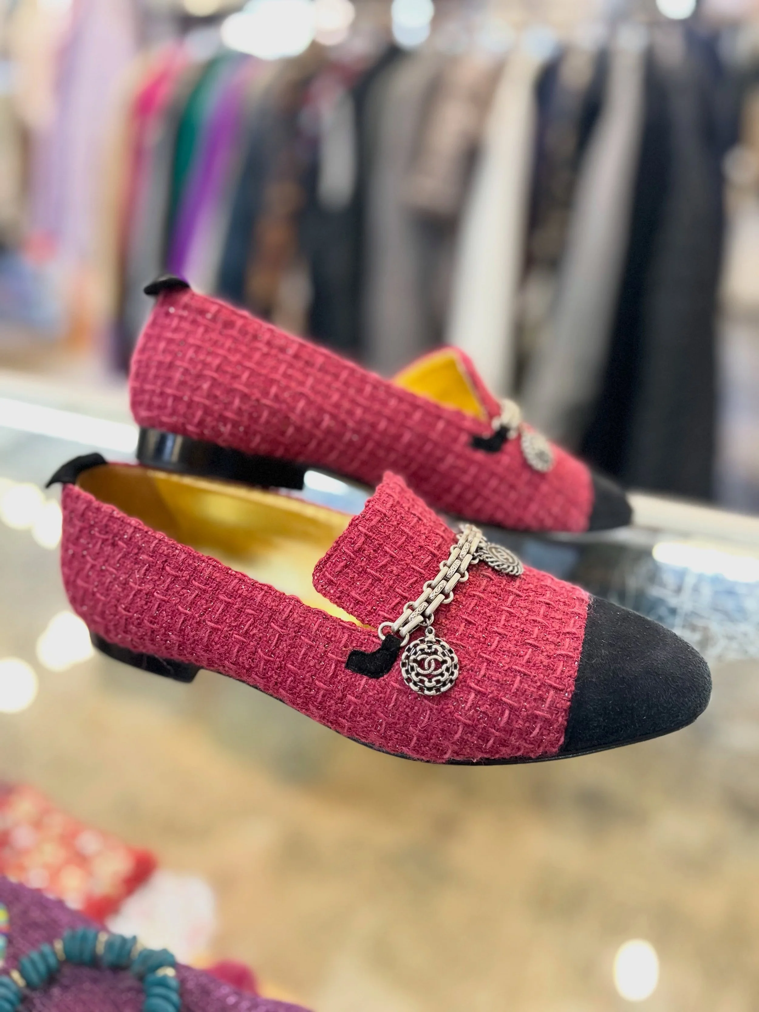 Step into these gorgeous designer shoes, new in at @greenestreetgateway!✨

Size 37 $275.95

Call or email us for inquiries!
📞484-367-5012
📧gateway@greenestreet.com