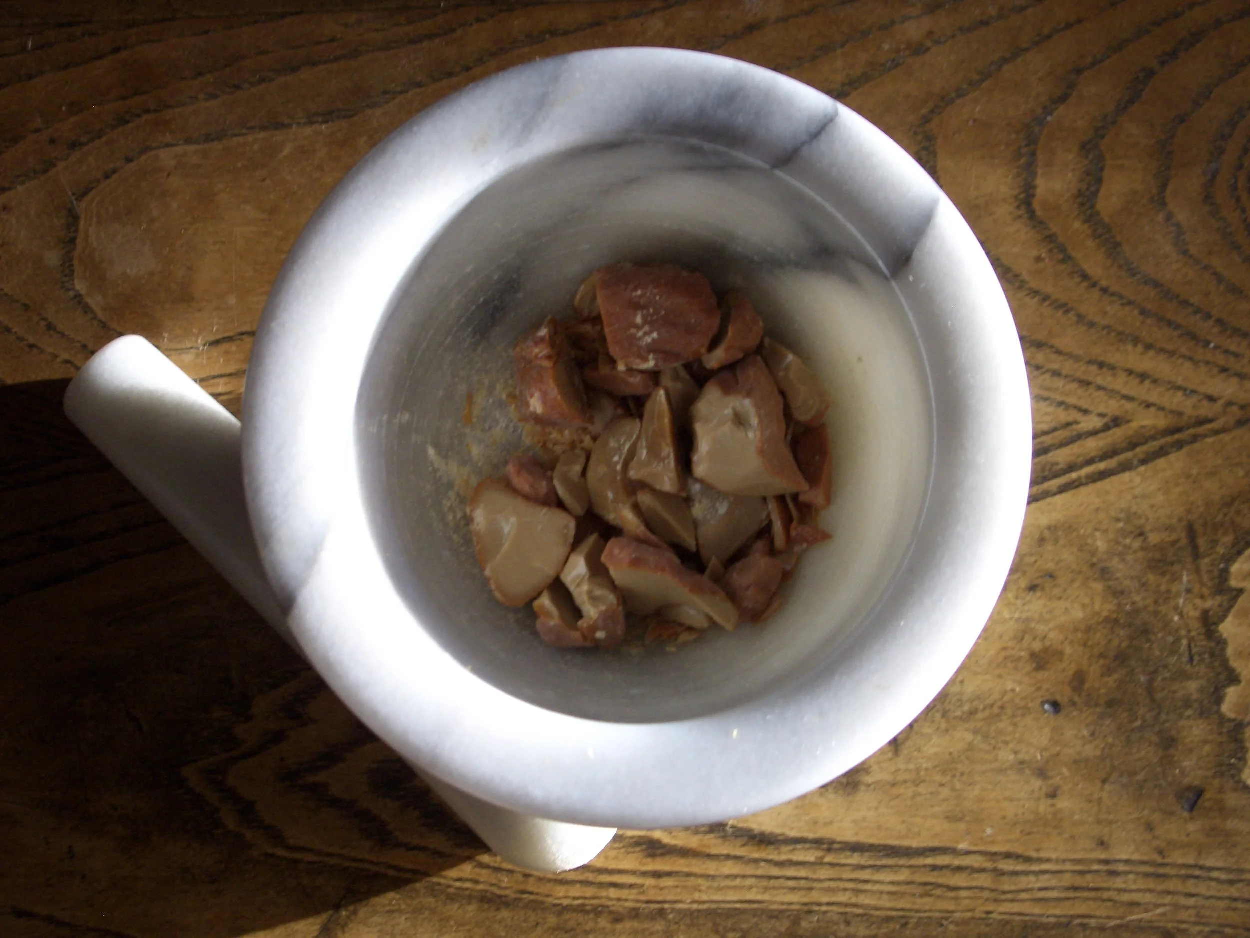 Mortar and pestle grinding benzoin resin at Alchemologie