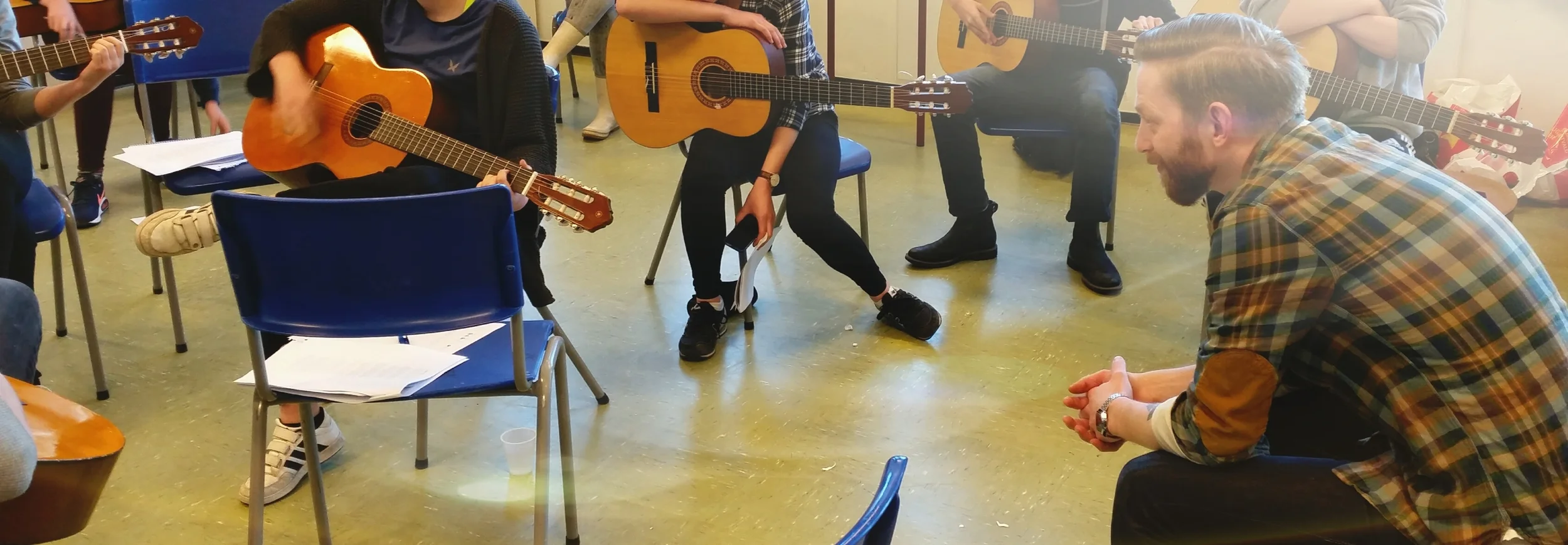 Magnus følger med når ene gruppen fremfører det de har laget:)