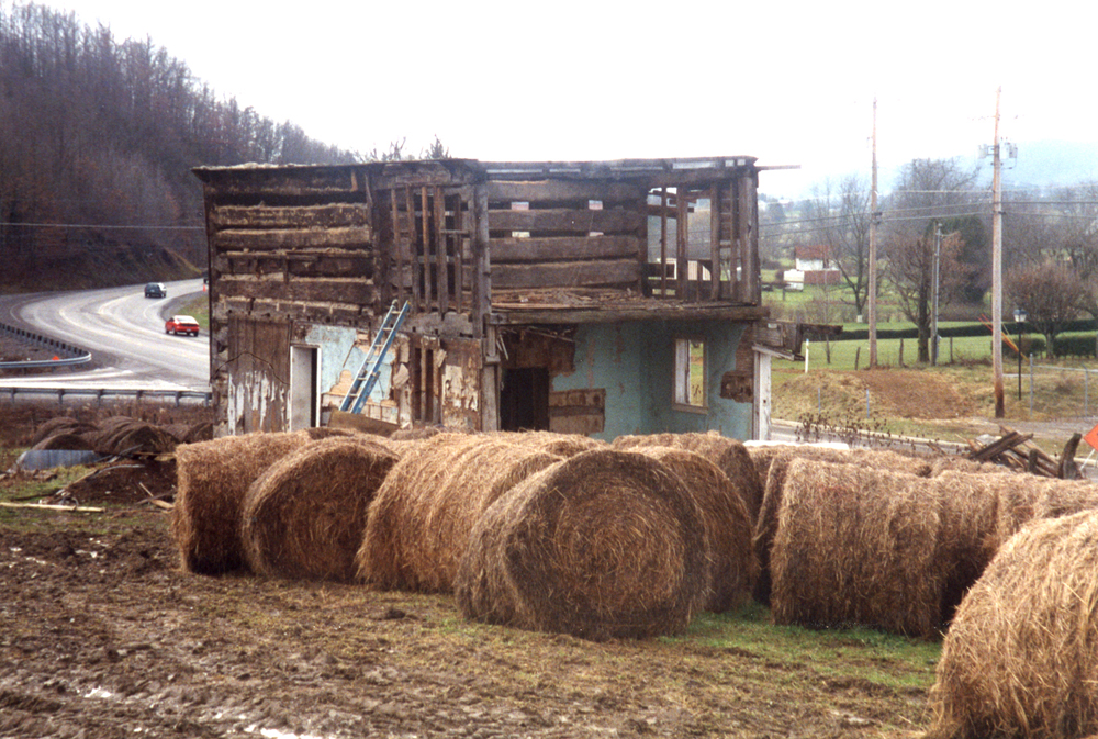 Dismantling the cabin in the original location