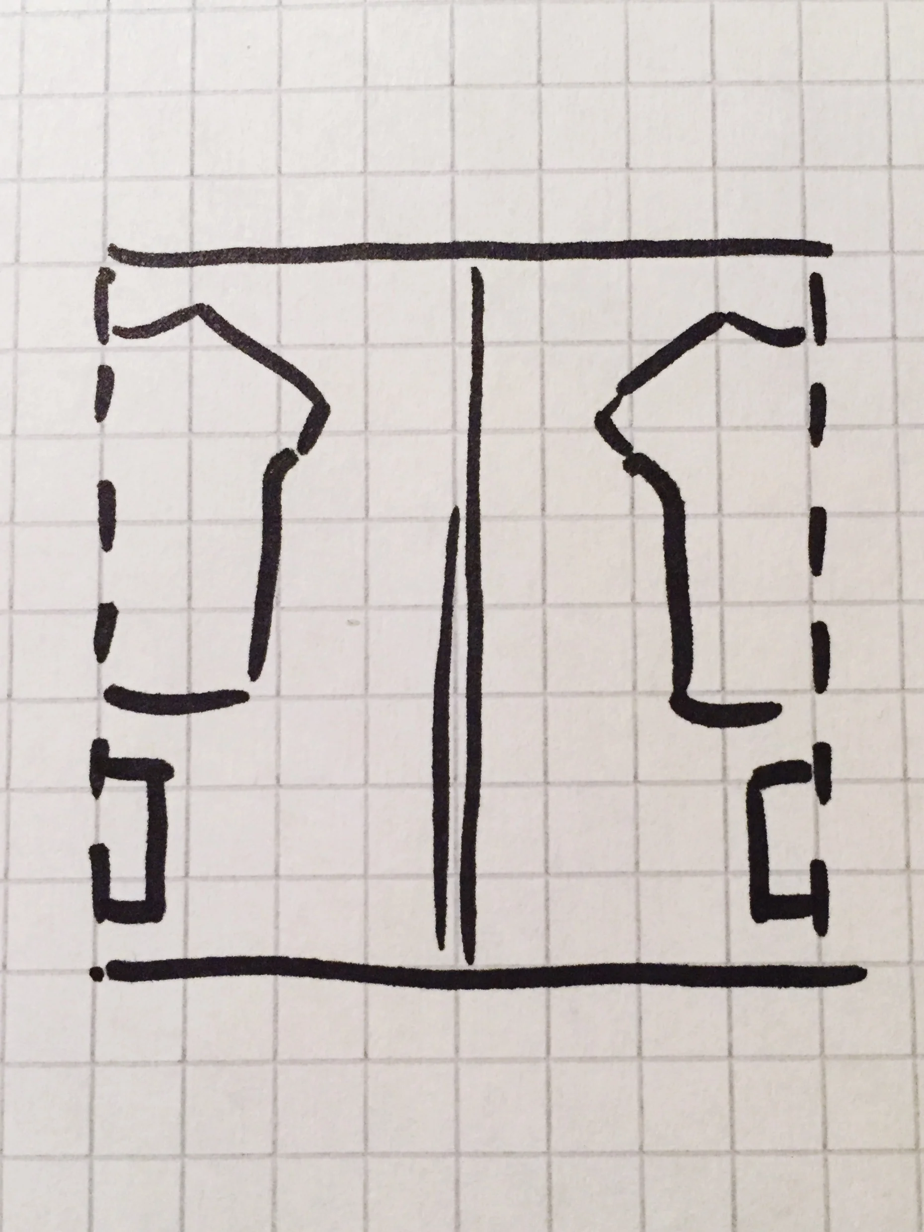 2. Den Schnitt in den Stoffbrüchen anlegen (beachte: Vorderteil = Rückenteil, ggf. Halsausschnitt nach Belieben ändern), abpausen und mit 1,5 cm Nahtzugabe ausschneiden.