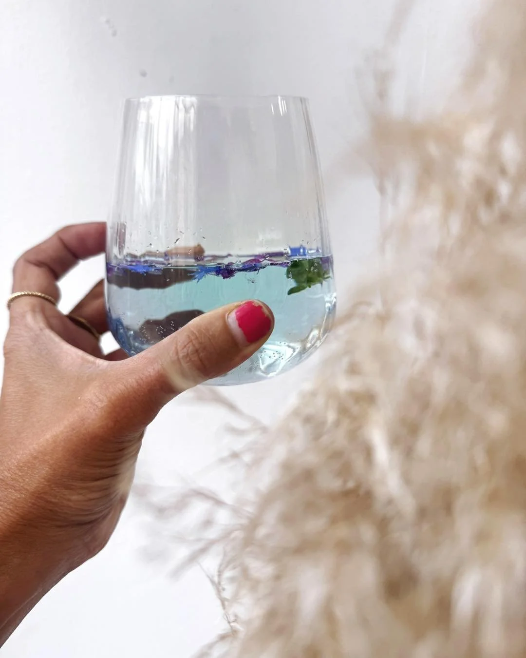 Komm rein und sag cheers! 
Am 11.10. 14-18 Uhr er&ouml;ffnen wir die Urbarium Lab Manufaktur. 
Tees, Cocktails, DIY Kr&auml;uter Station. 🥰🥰

Bergheimer Str. 80 im Hinterhof.