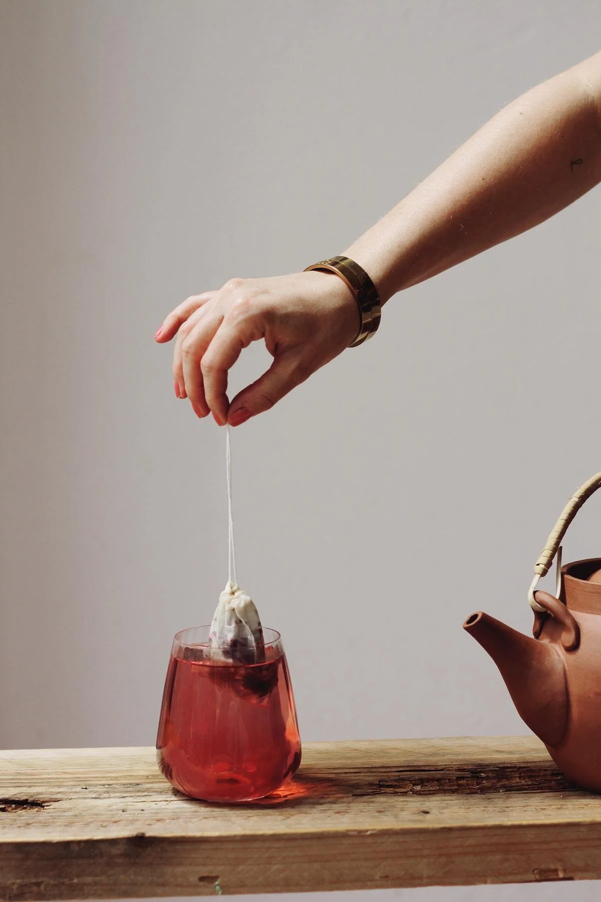 Zubereitung eines traditionellen Stilltees mit Kräutern zur Unterstützung der Milchbildung