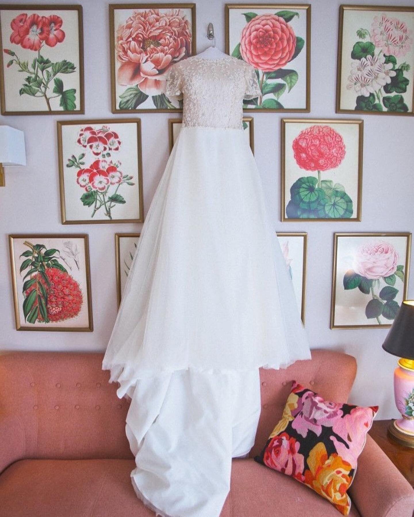 The Pink Room 🤍 💝 
.
#Repost @dearestanddarlingevents
📷: @claireandchelsea_⠀
.⠀
.⠀
.⠀
#pictureperfect #socalwedding #weddings #congratstothenewlyweds #weddingstyle #weddingvibe #maliboulakelodge #bridalroom #bridalsuite #weddinggettingready #weddi
